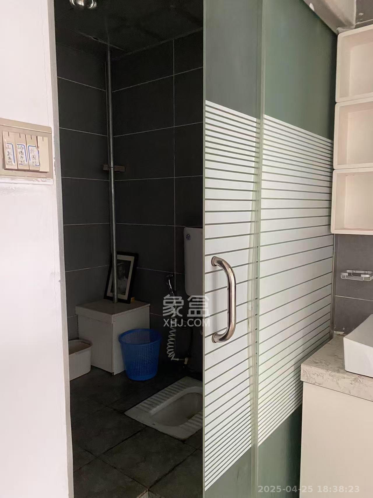 观湖公寓  1室1厅1卫   2400.00元/月室内图