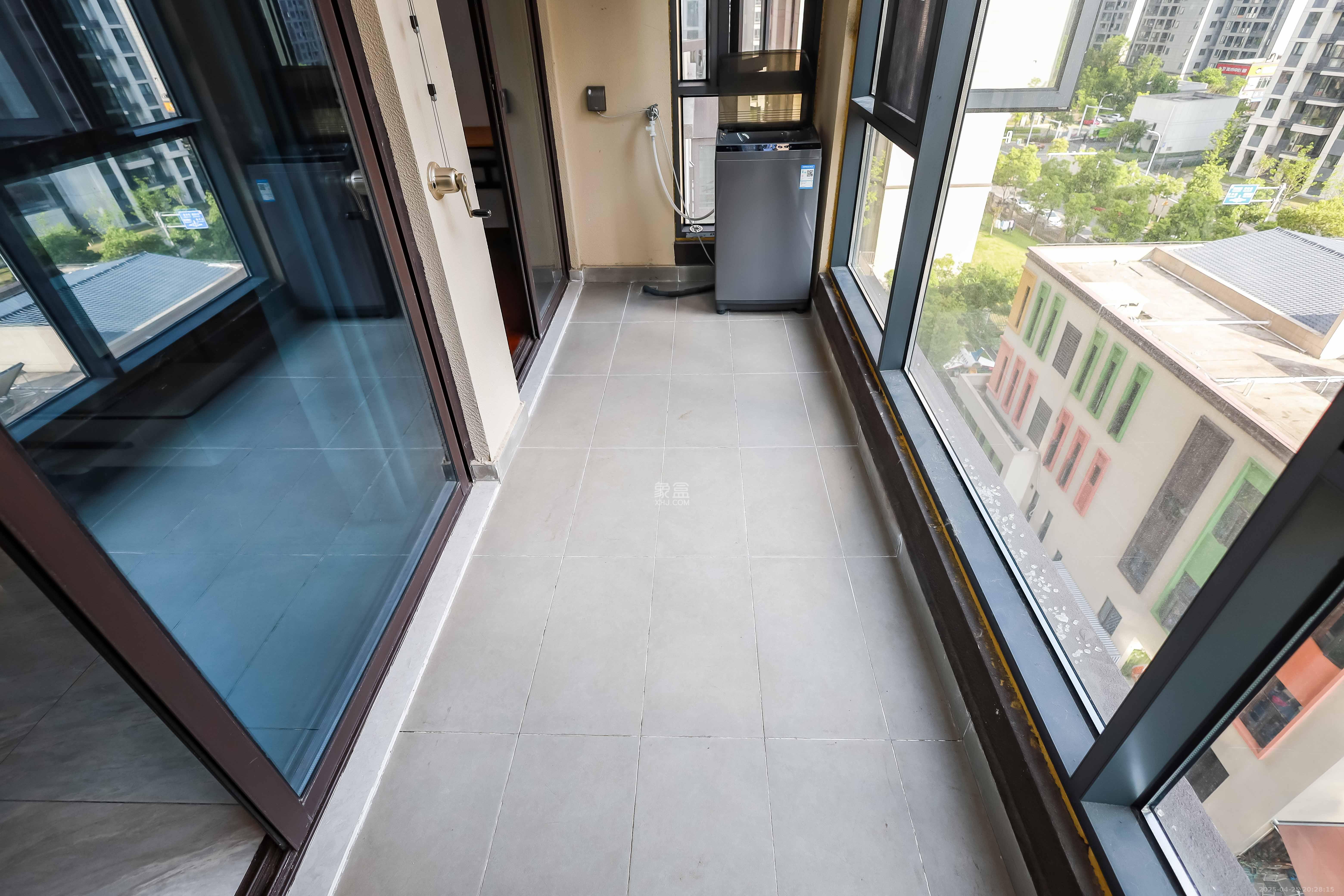 长沙美的麓府 3室2厅2卫 98.0万 长沙美的麓府 3室2厅2卫 98.0万阳台