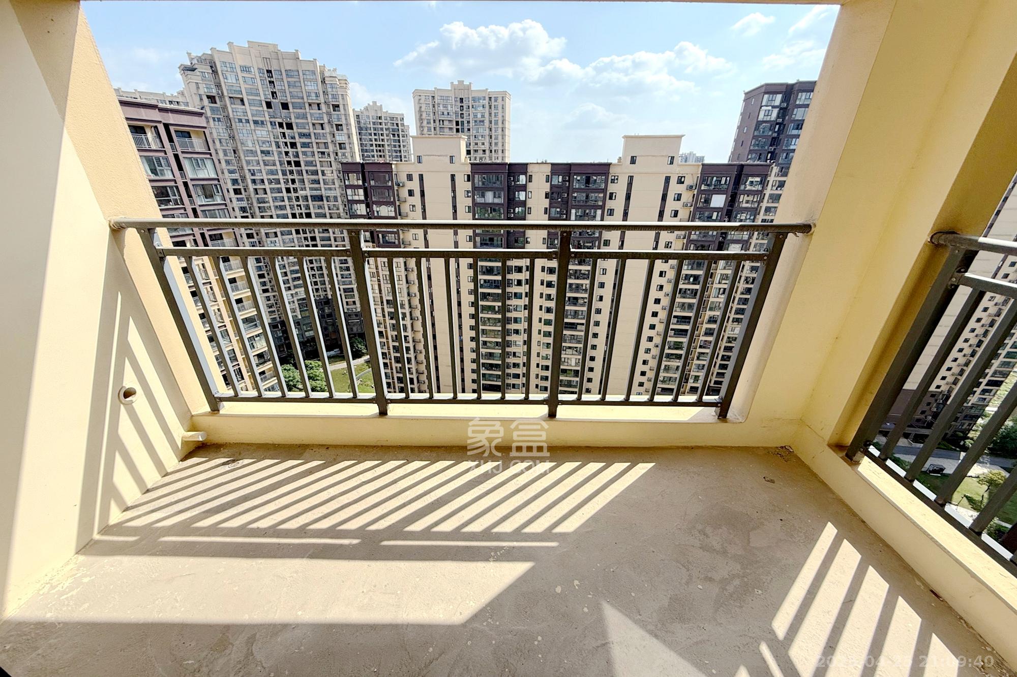 中粮鸿云 3室2厅1卫 62.0万 中粮鸿云 3室2厅1卫 62.0万阳台