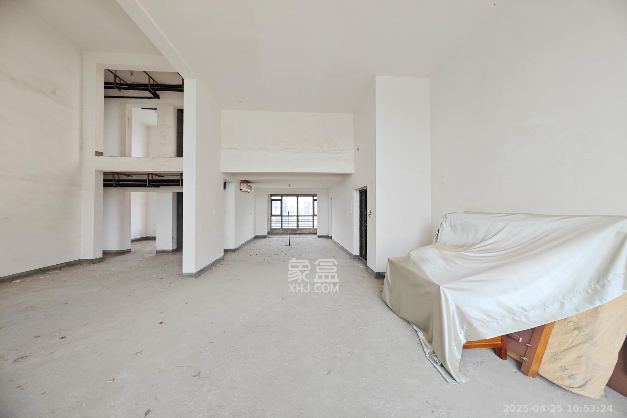 和卉家园 8室2厅4卫 396.0万 和卉家园 8室2厅4卫 396.0万客厅