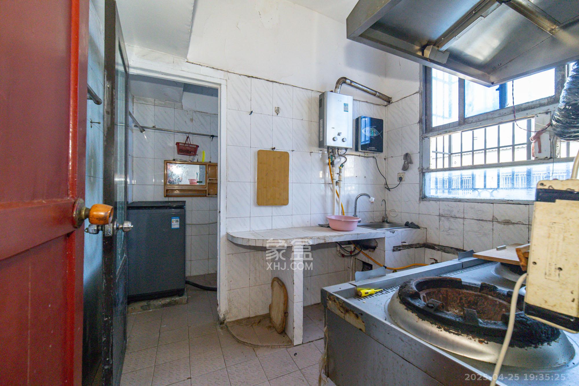 星沙六区 6室4厅4卫 198.0万 星沙六区 6室4厅4卫 198.0万厨房