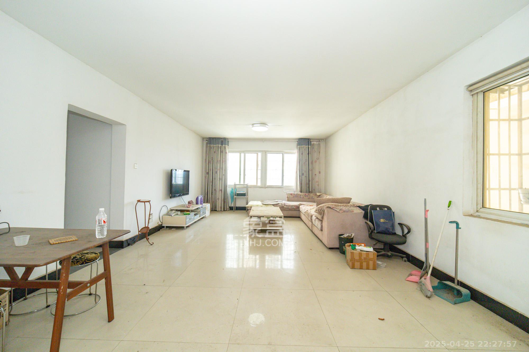 开源鑫阁 4室2厅2卫 74.0万 开源鑫阁 4室2厅2卫 74.0万客厅