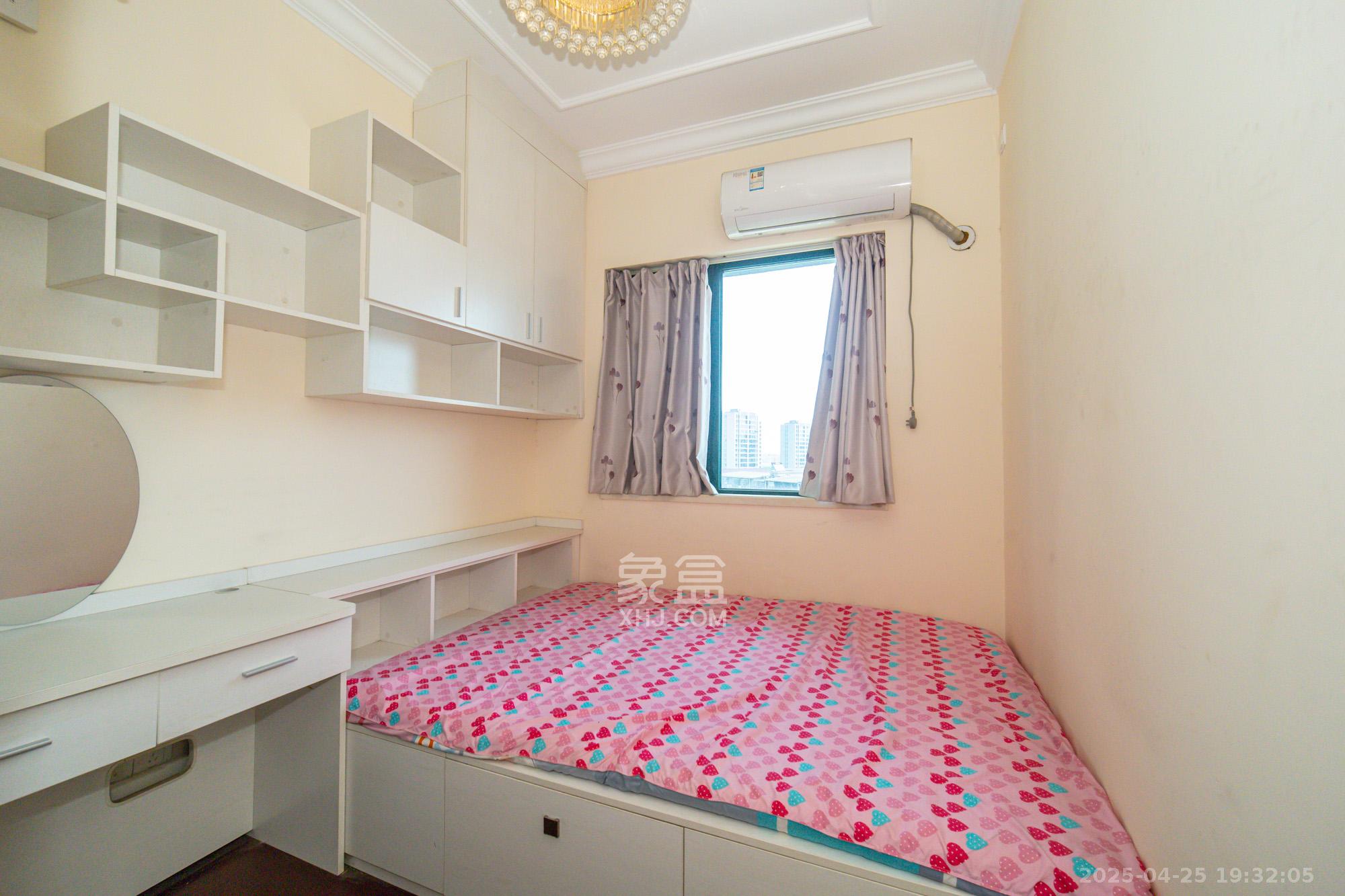 恒大翡翠华庭 1室2厅1卫 50.0万 恒大翡翠华庭 1室2厅1卫 50.0万卧室