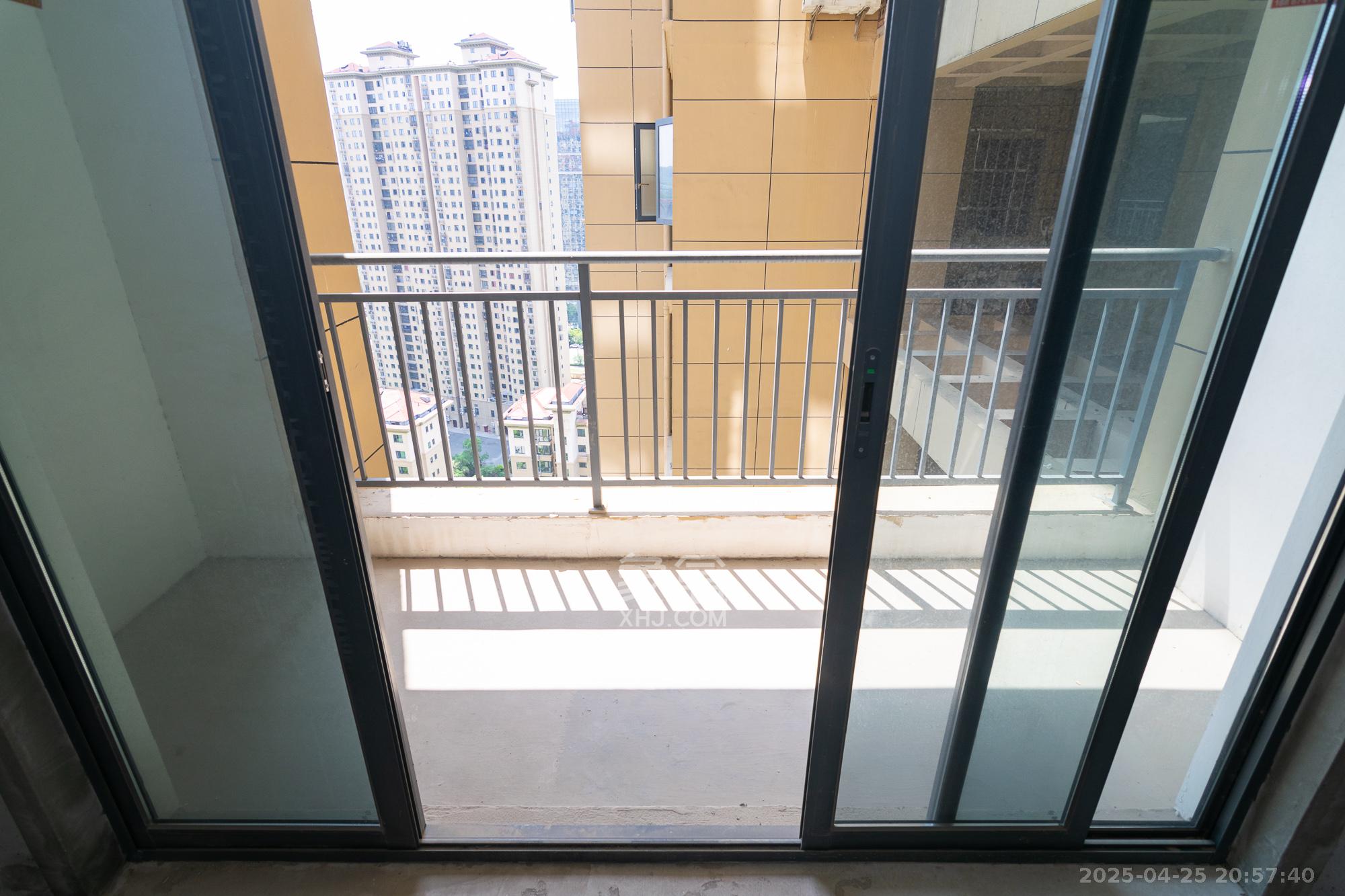 荣盛岳麓峰景 3室2厅2卫 85.0万 荣盛岳麓峰景 3室2厅2卫 85.0万阳台