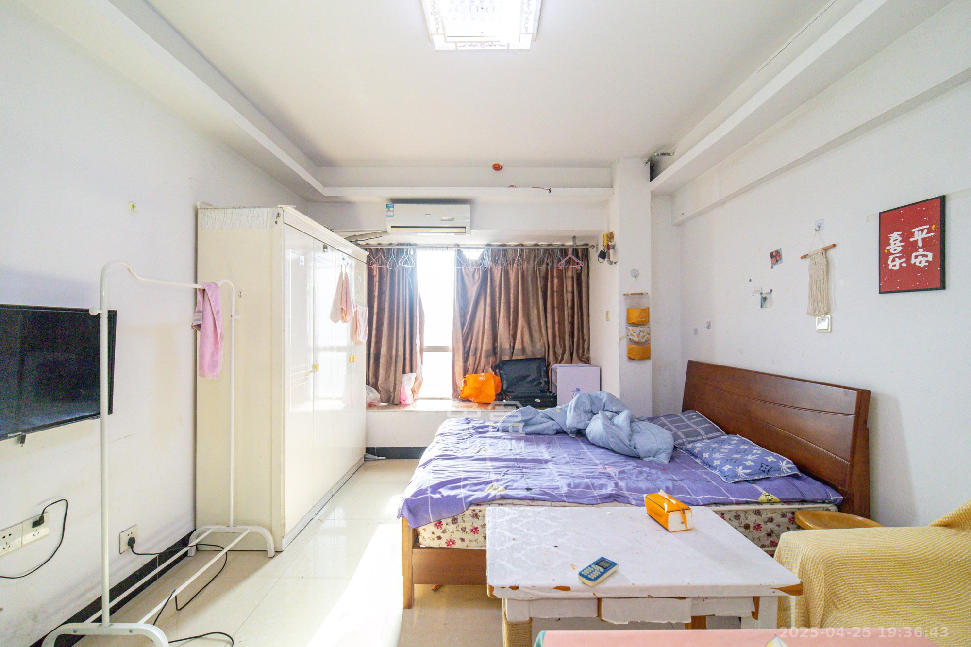 新长海广场 1室1厅1卫 18.0万 新长海广场 1室1厅1卫 18.0万客厅