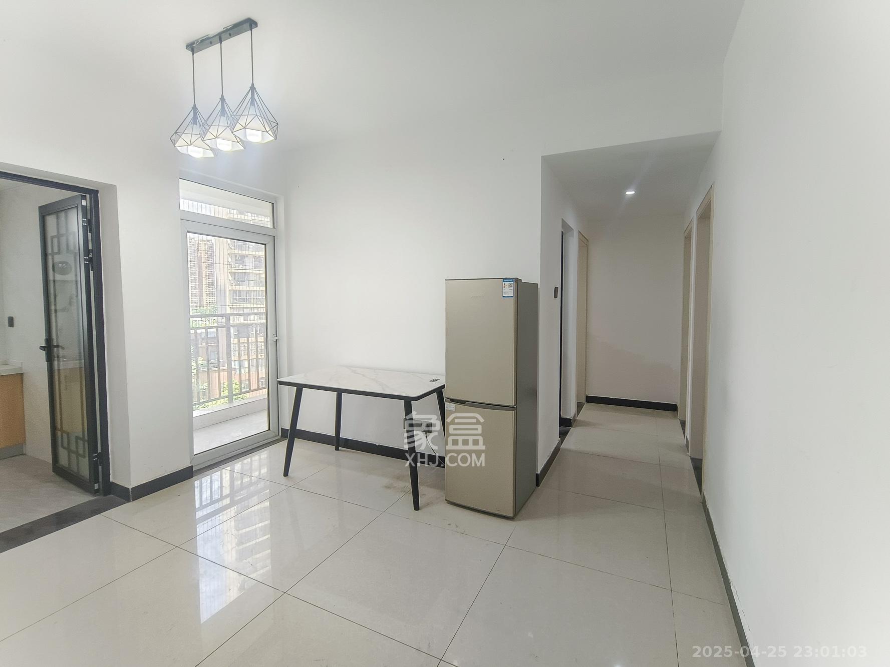 和悦城(蟠龙景苑) 3室3厅2卫 98.0万 和悦城(蟠龙景苑) 3室3厅2卫 98.0万客厅