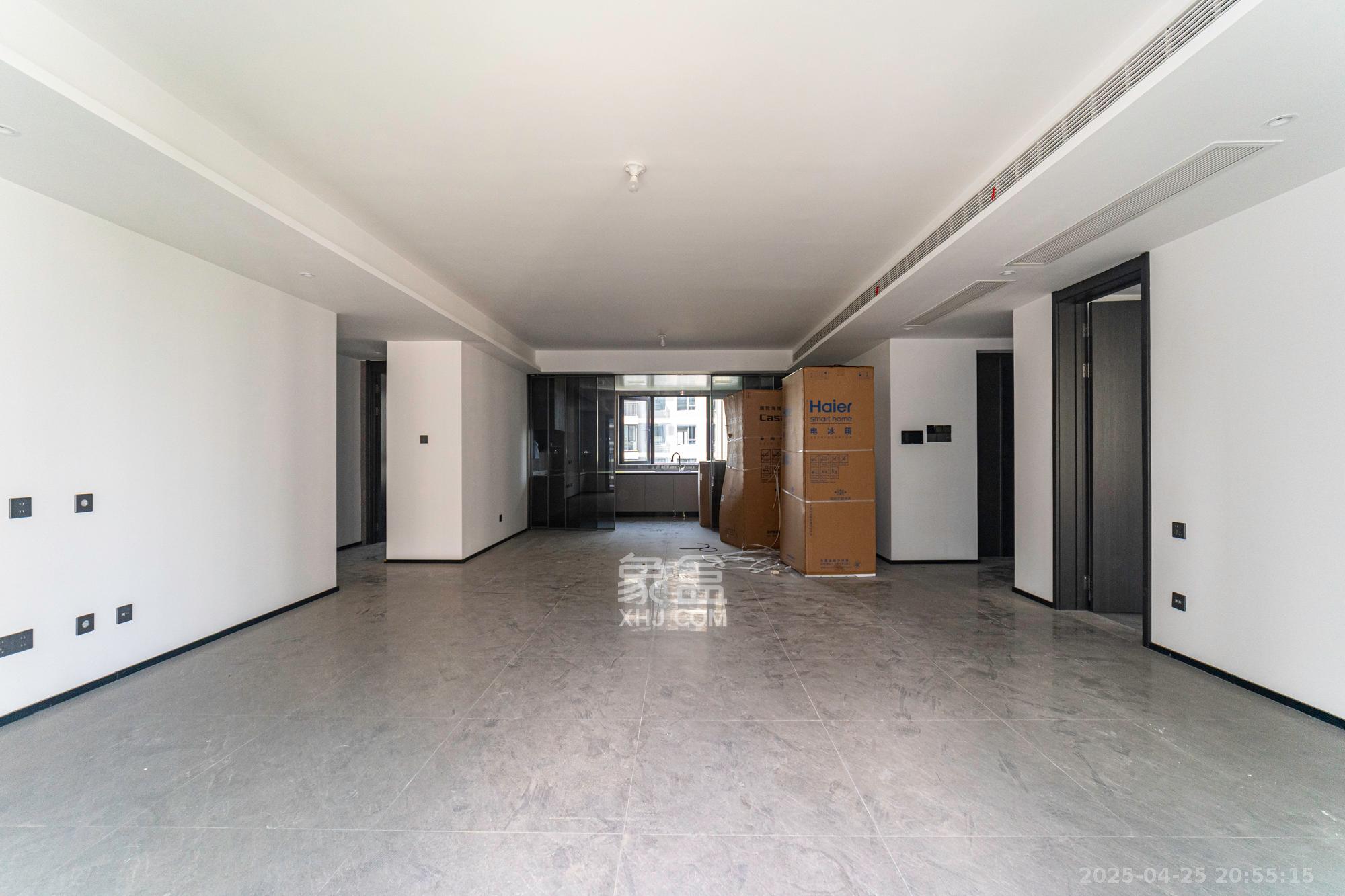 万科松湖天地 4室2厅3卫 265.8万 万科松湖天地 4室2厅3卫 265.8万客厅