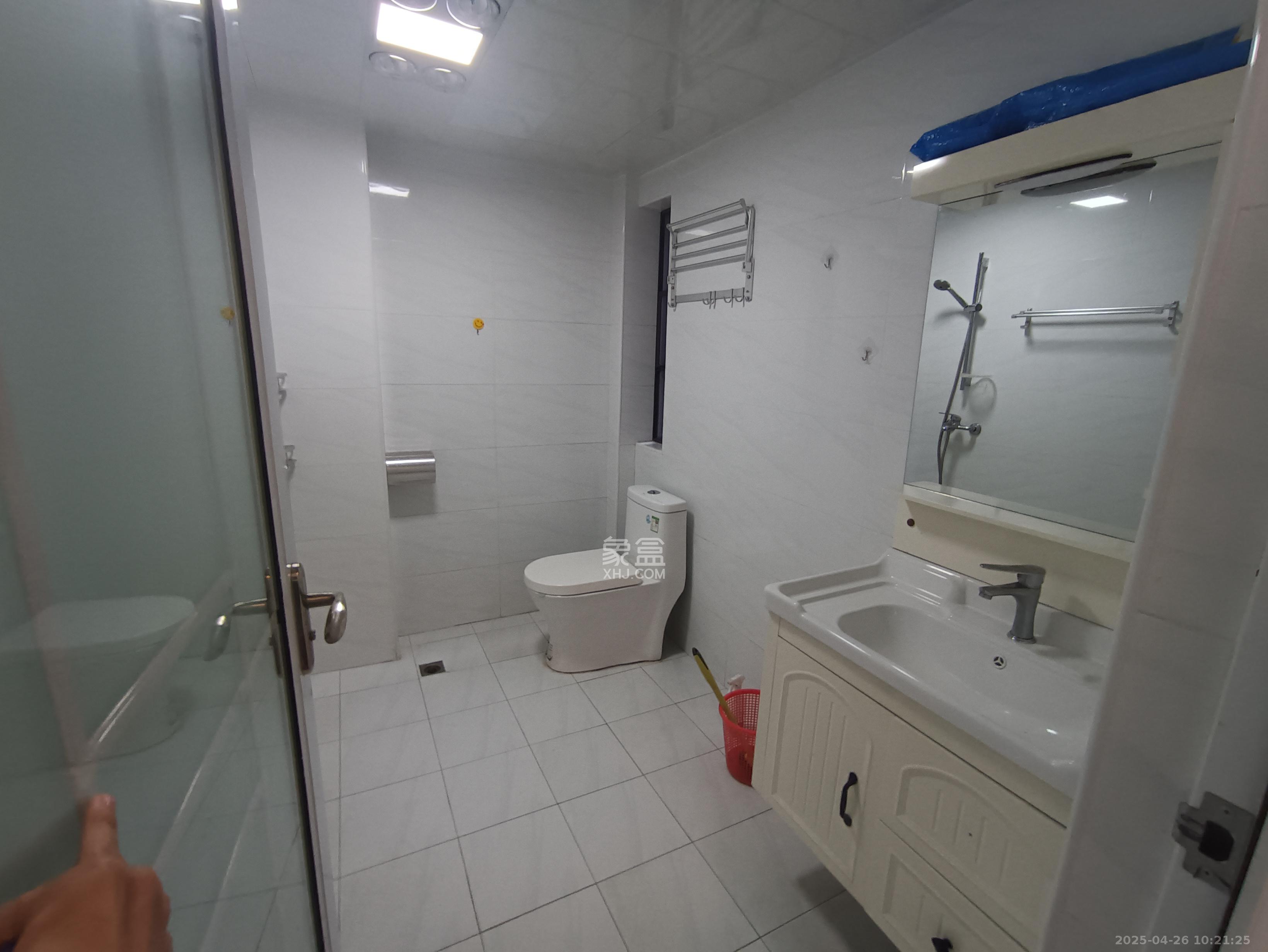 东方美地  3室2厅2卫   2700.00元/月室内图