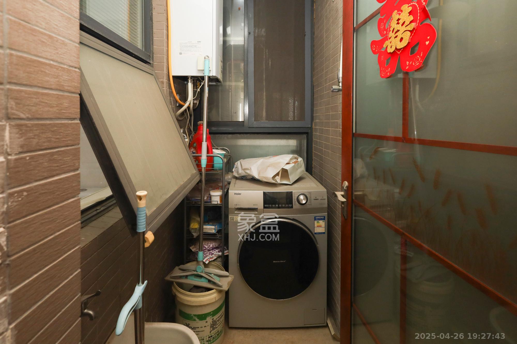 双湾国际（湘江御景花园）  4室2厅2卫   155.00万阳台