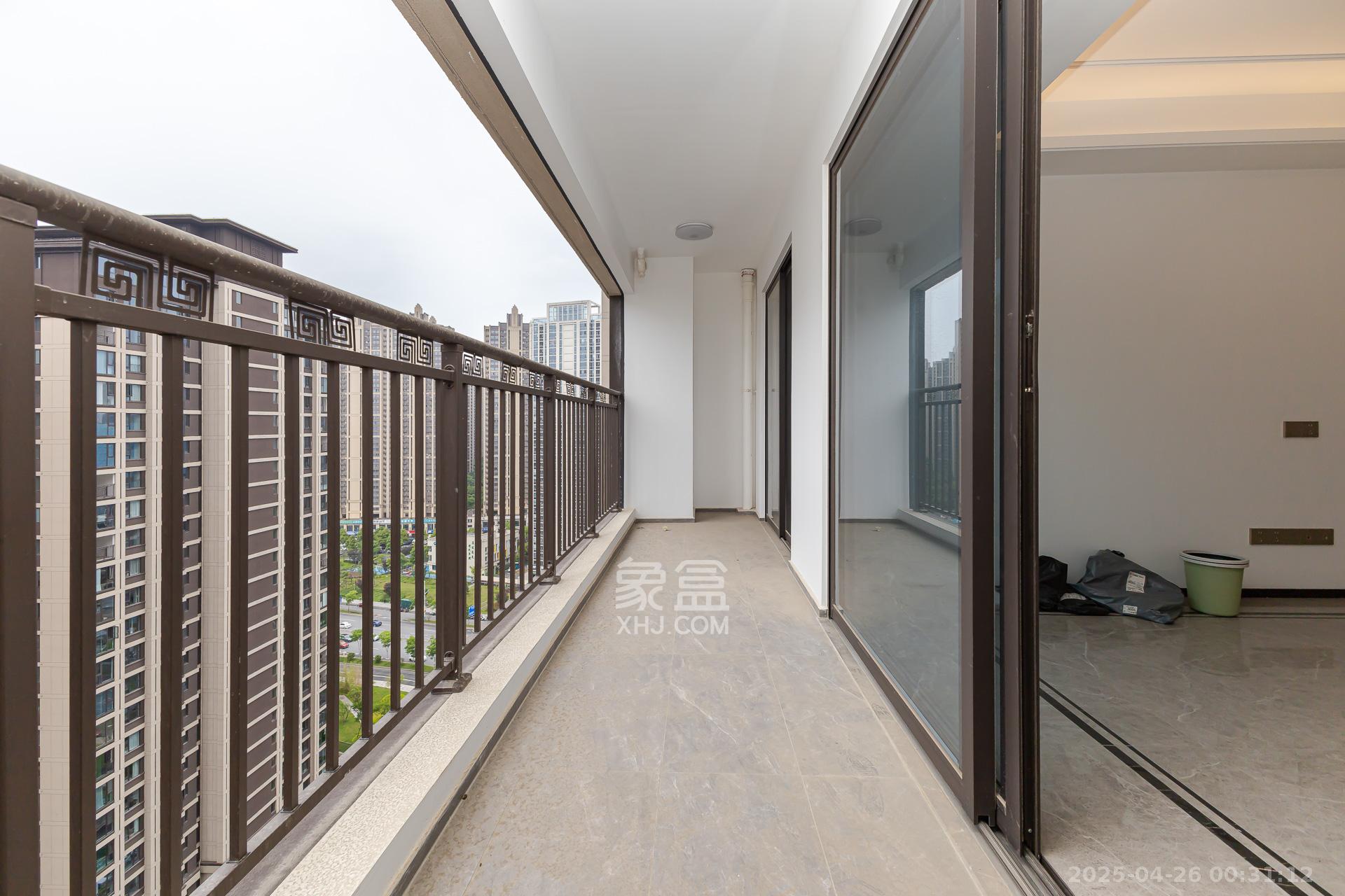 时代建发和著  4室2厅2卫   206.00万阳台