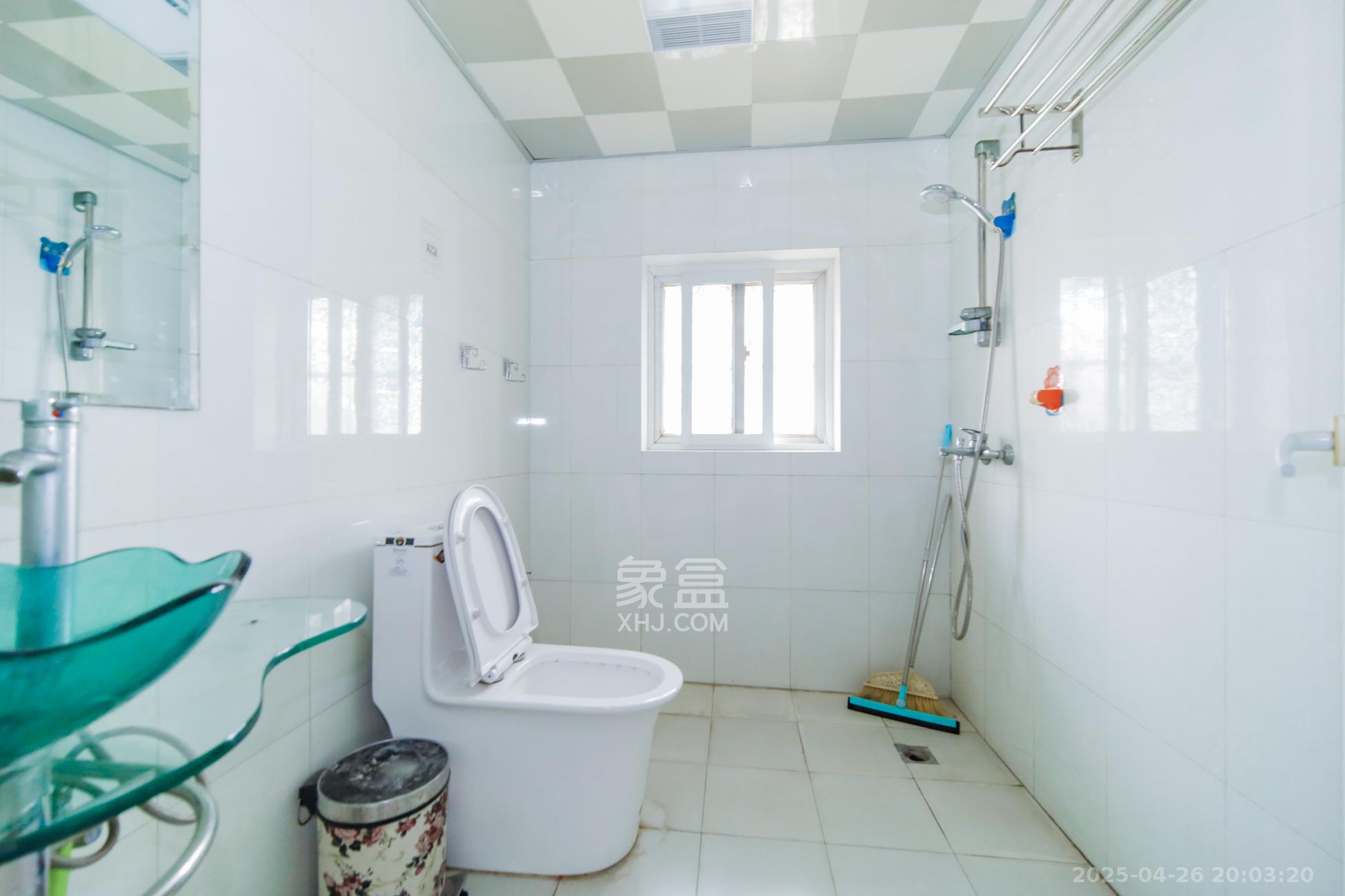 德馨园 5室2厅3卫 55.0万 德馨园 5室2厅3卫 55.0万卫生间