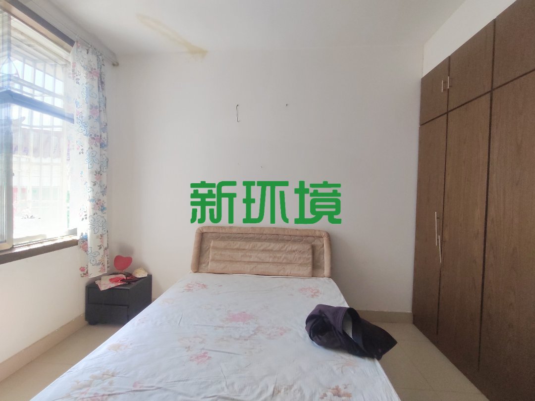 中房公司  4室2厅2卫   42.70万客厅