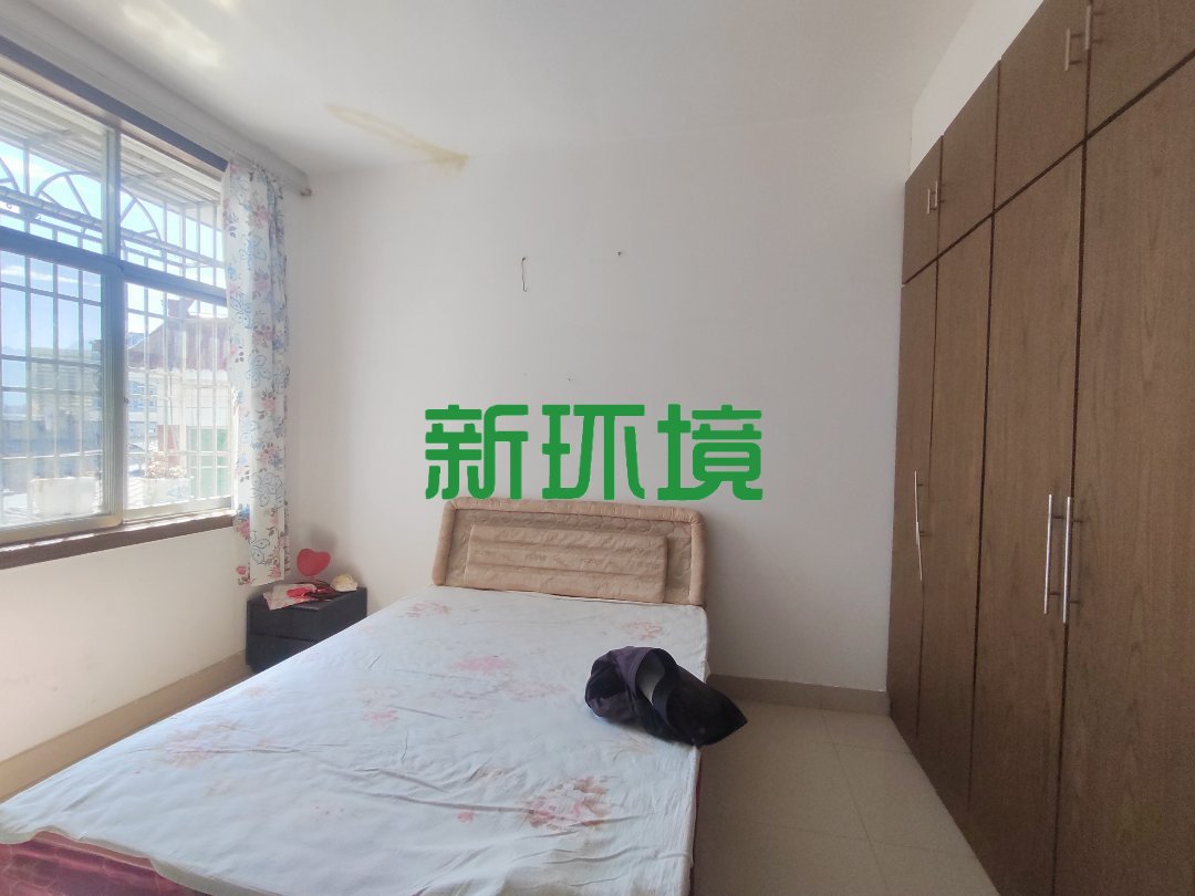 中房公司  4室2厅2卫   42.70万客厅