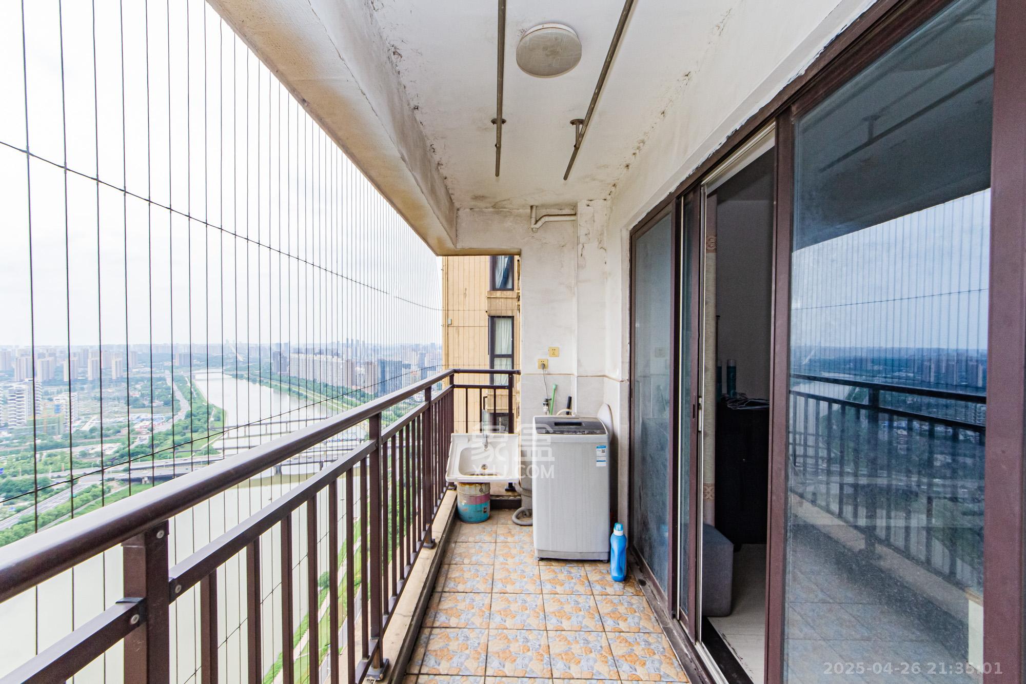 北辰三角洲C2区 3室2厅2卫 168.0万 北辰三角洲C2区 3室2厅2卫 168.0万阳台