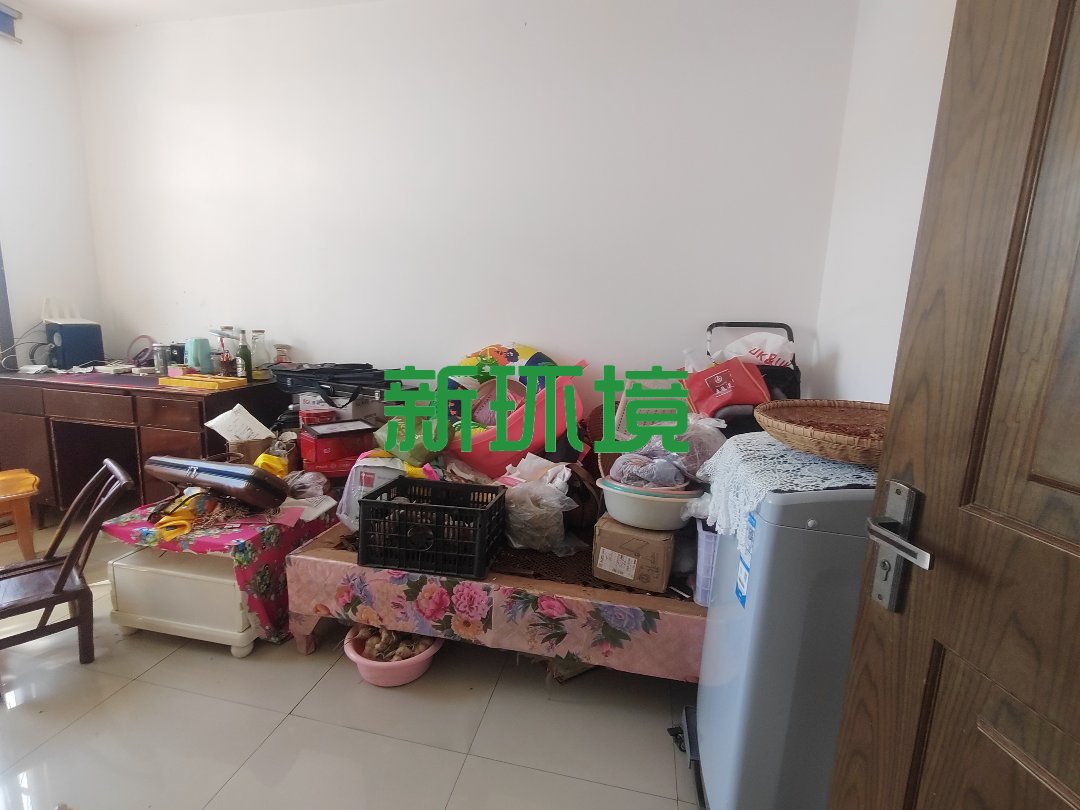 中房公司  4室2厅2卫   42.70万客厅