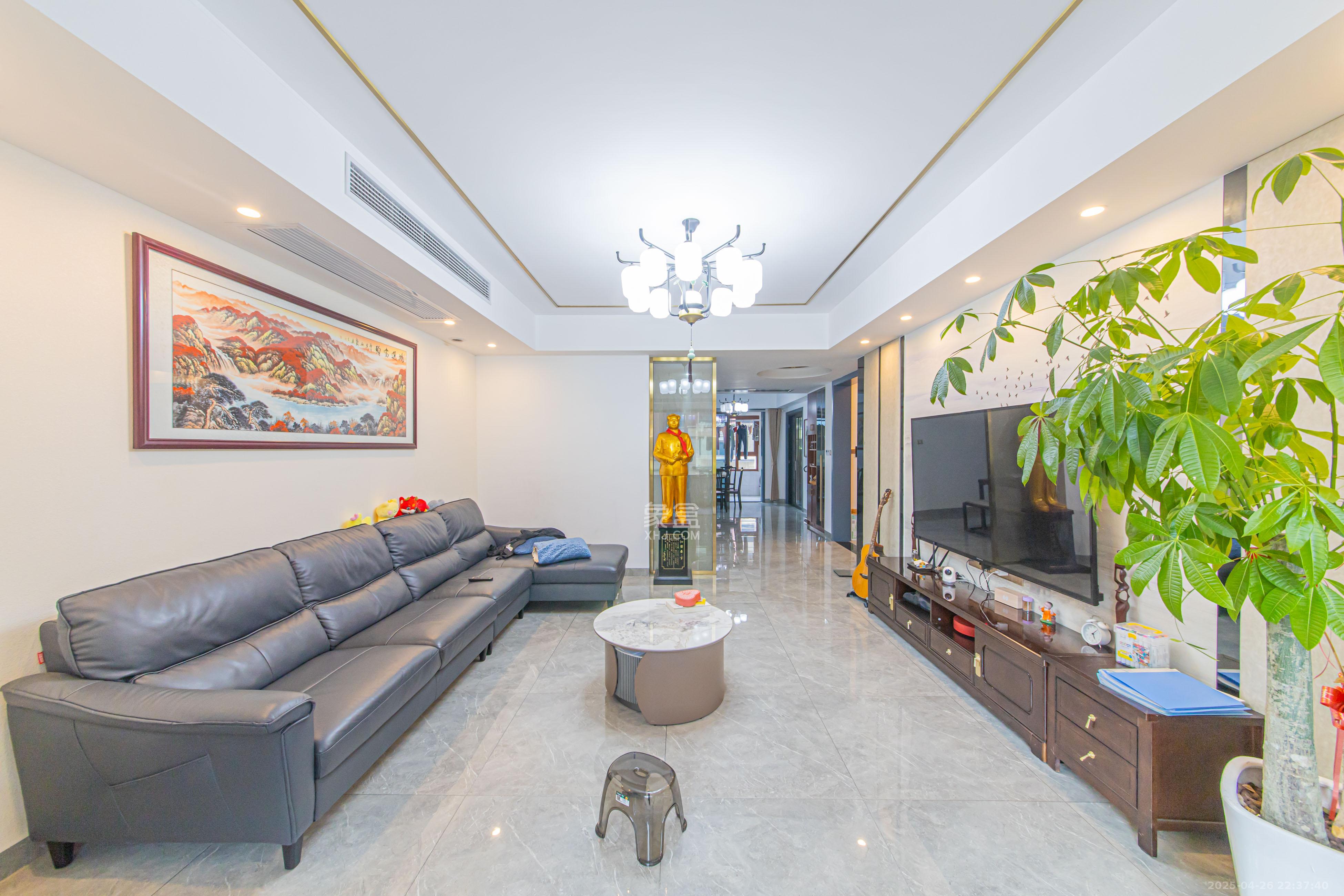 鑫远紫樾香山一期  3室2厅2卫    356.0万 鑫远紫樾香山一期  3室2厅2卫    356.0万客厅