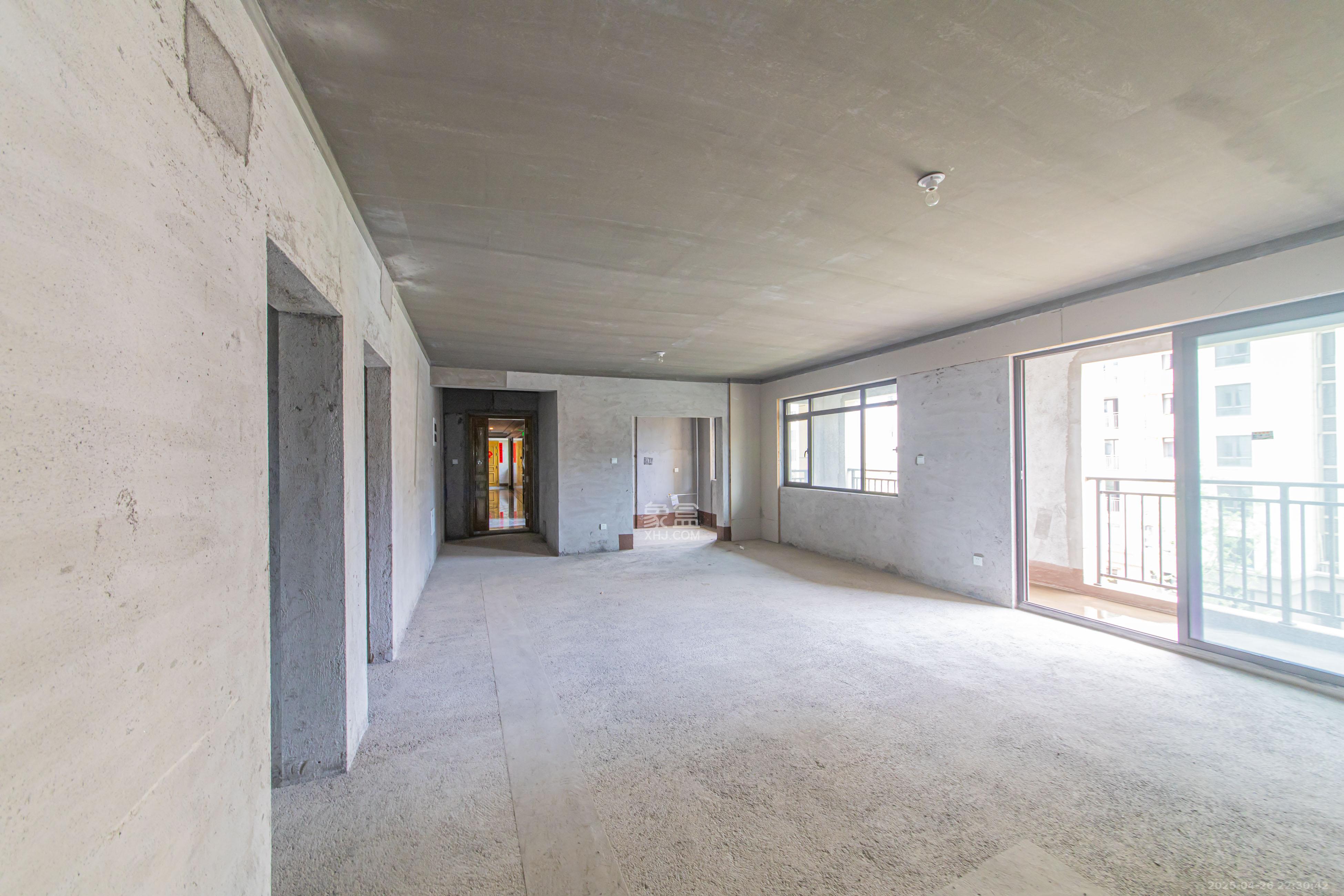 鑫远紫樾香山二期 4室2厅3卫 246.0万 鑫远紫樾香山二期 4室2厅3卫 246.0万客厅