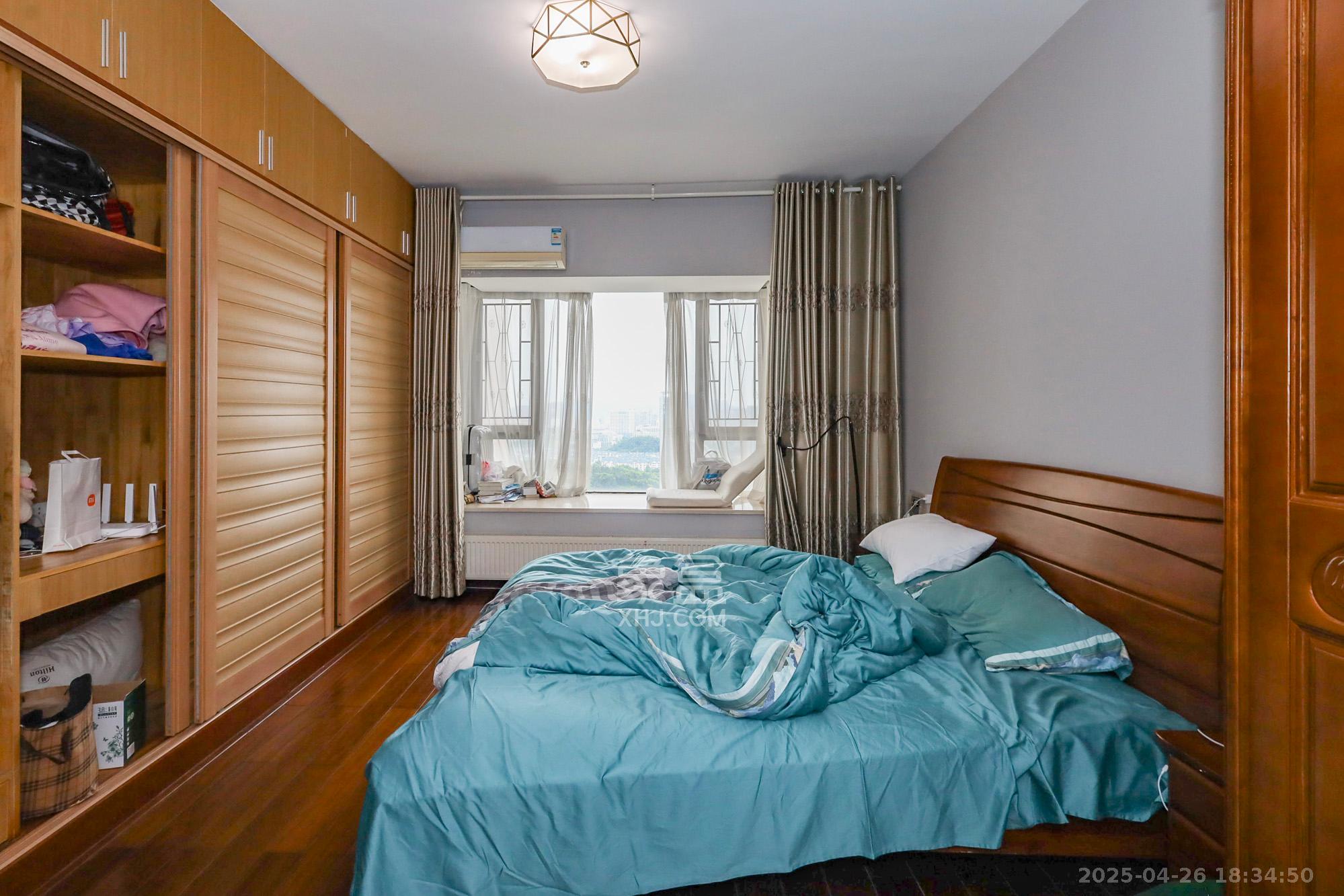 钰龙天下一期  4室2厅2卫    290.0万卧室