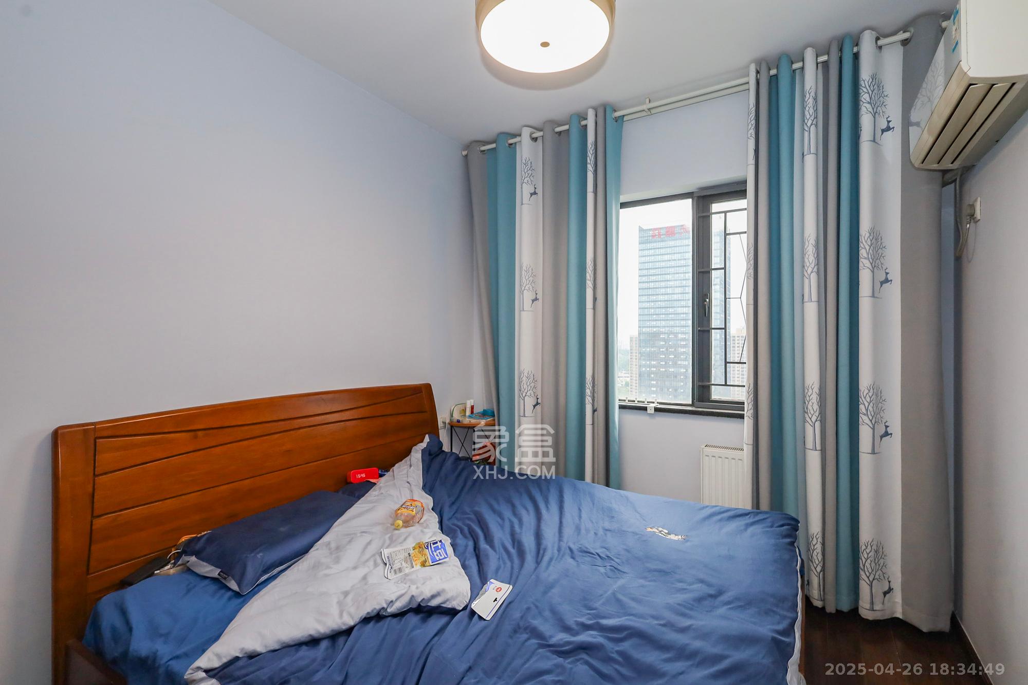 钰龙天下一期  4室2厅2卫    290.0万卧室