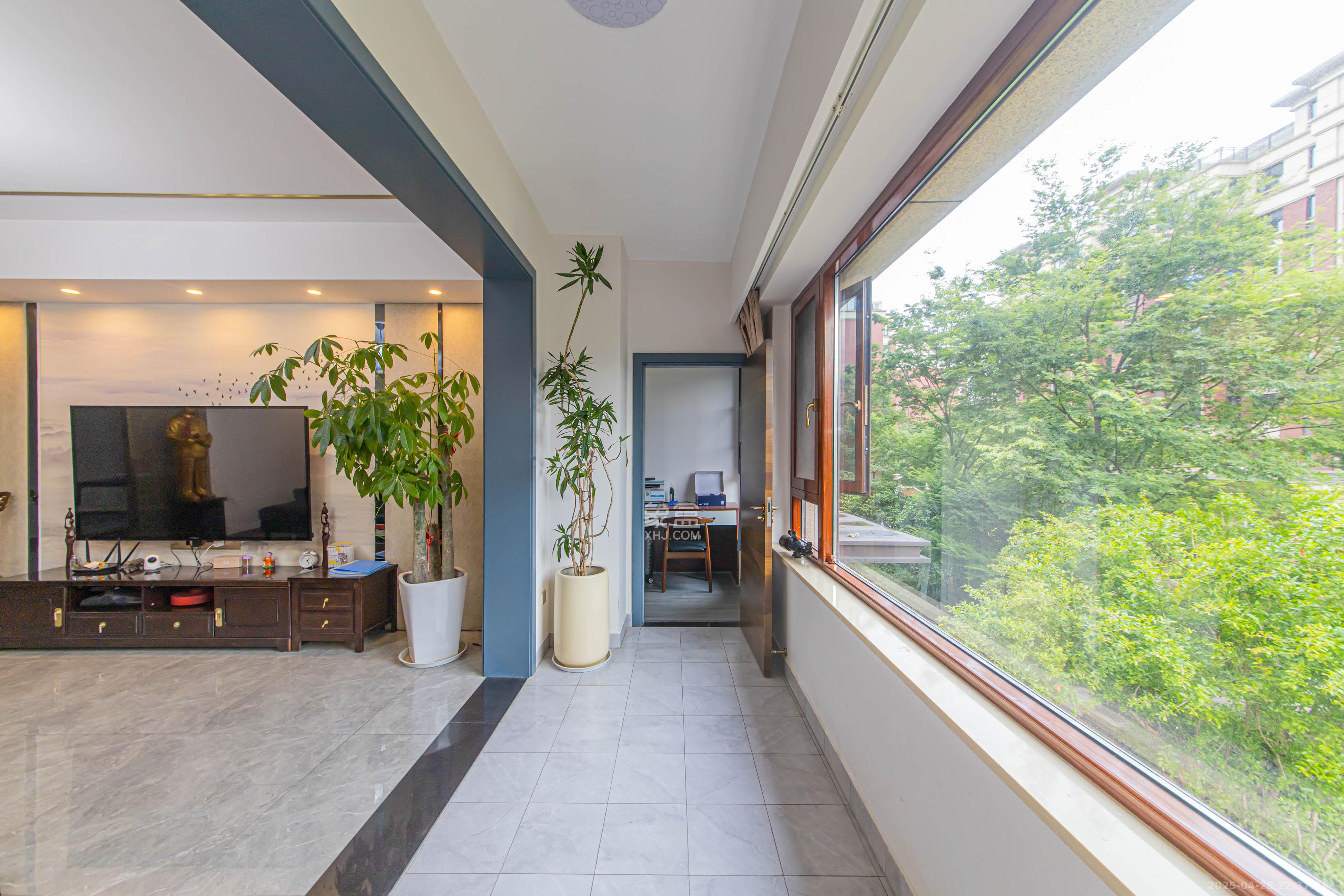 鑫远紫樾香山一期  3室2厅2卫    356.0万 鑫远紫樾香山一期  3室2厅2卫    356.0万阳台