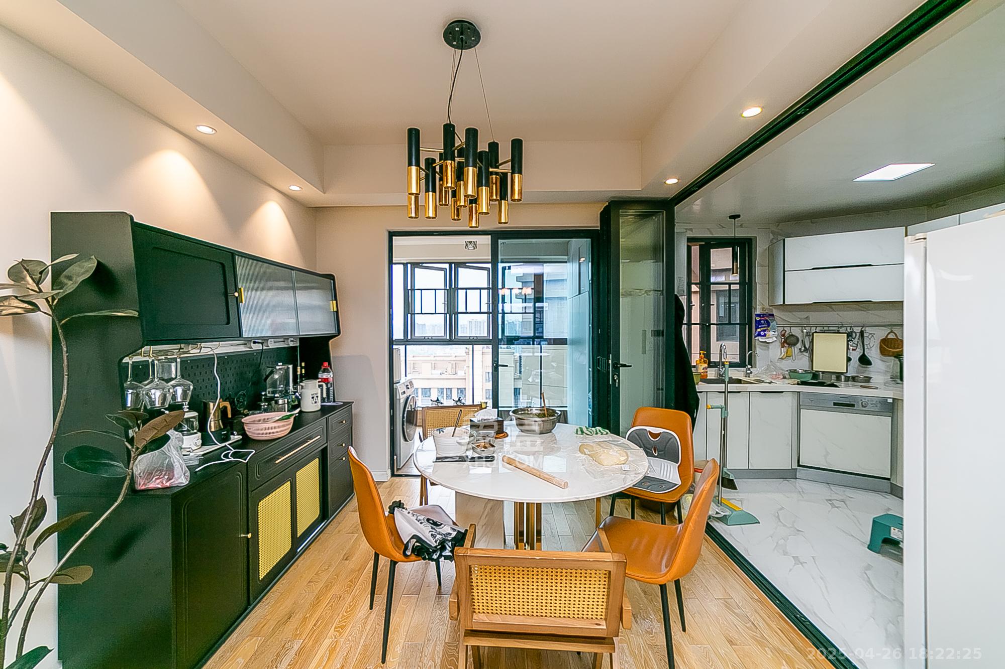 荣悦台  3室2厅2卫    198.0万 荣悦台  3室2厅2卫    198.0万客厅