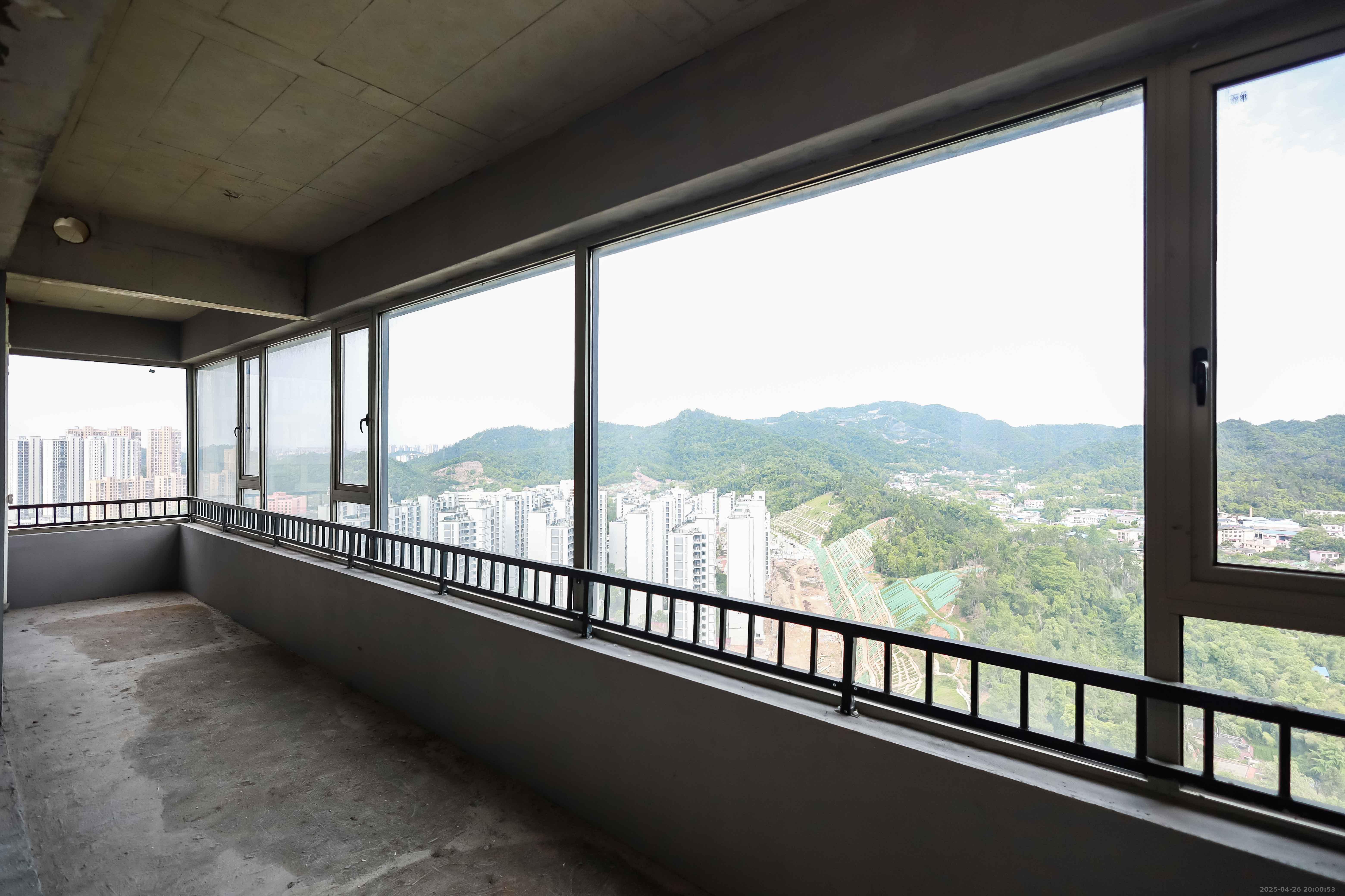 万象府台  4室2厅2卫   280.00万阳台