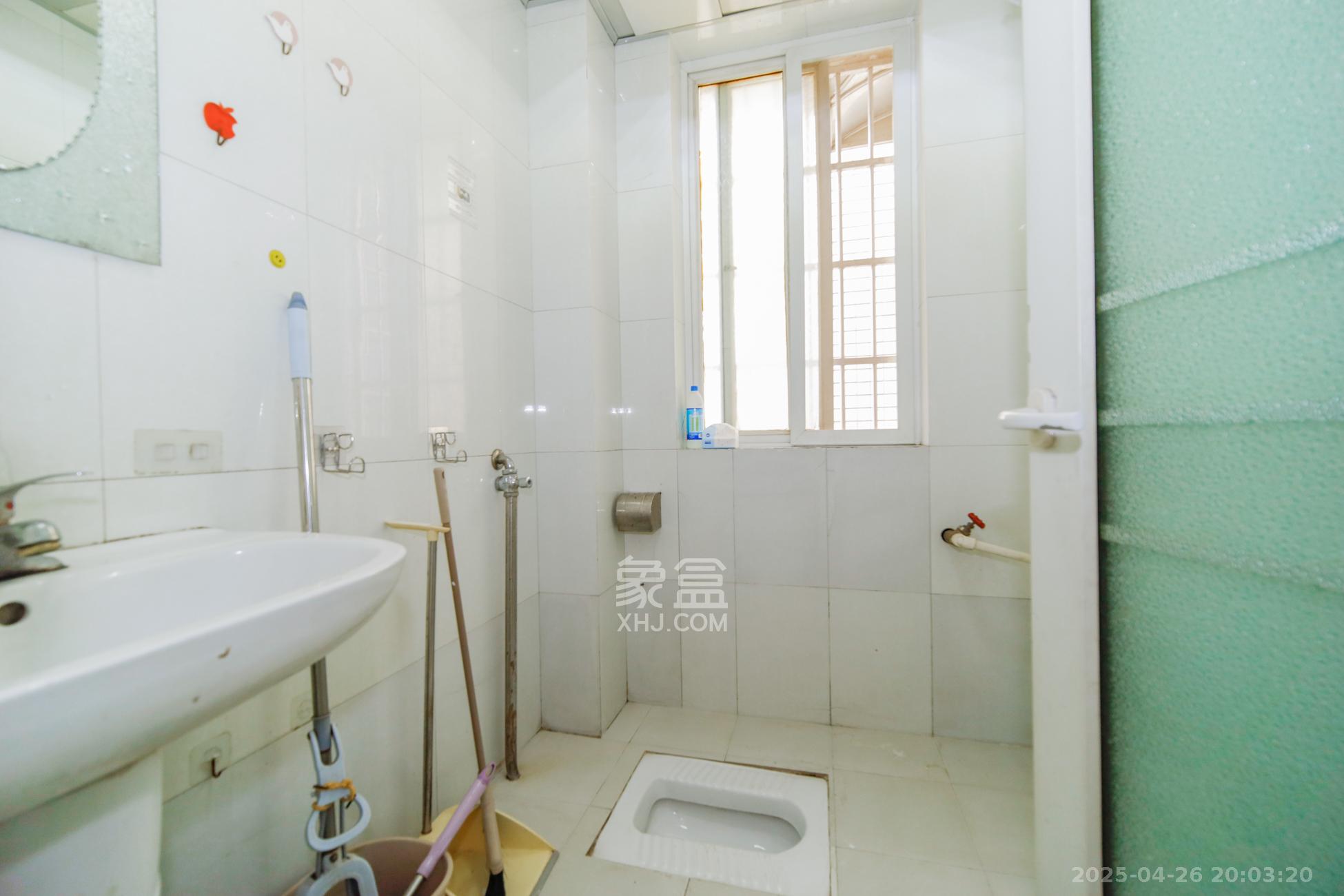 德馨园 5室2厅3卫 55.0万 德馨园 5室2厅3卫 55.0万卫生间