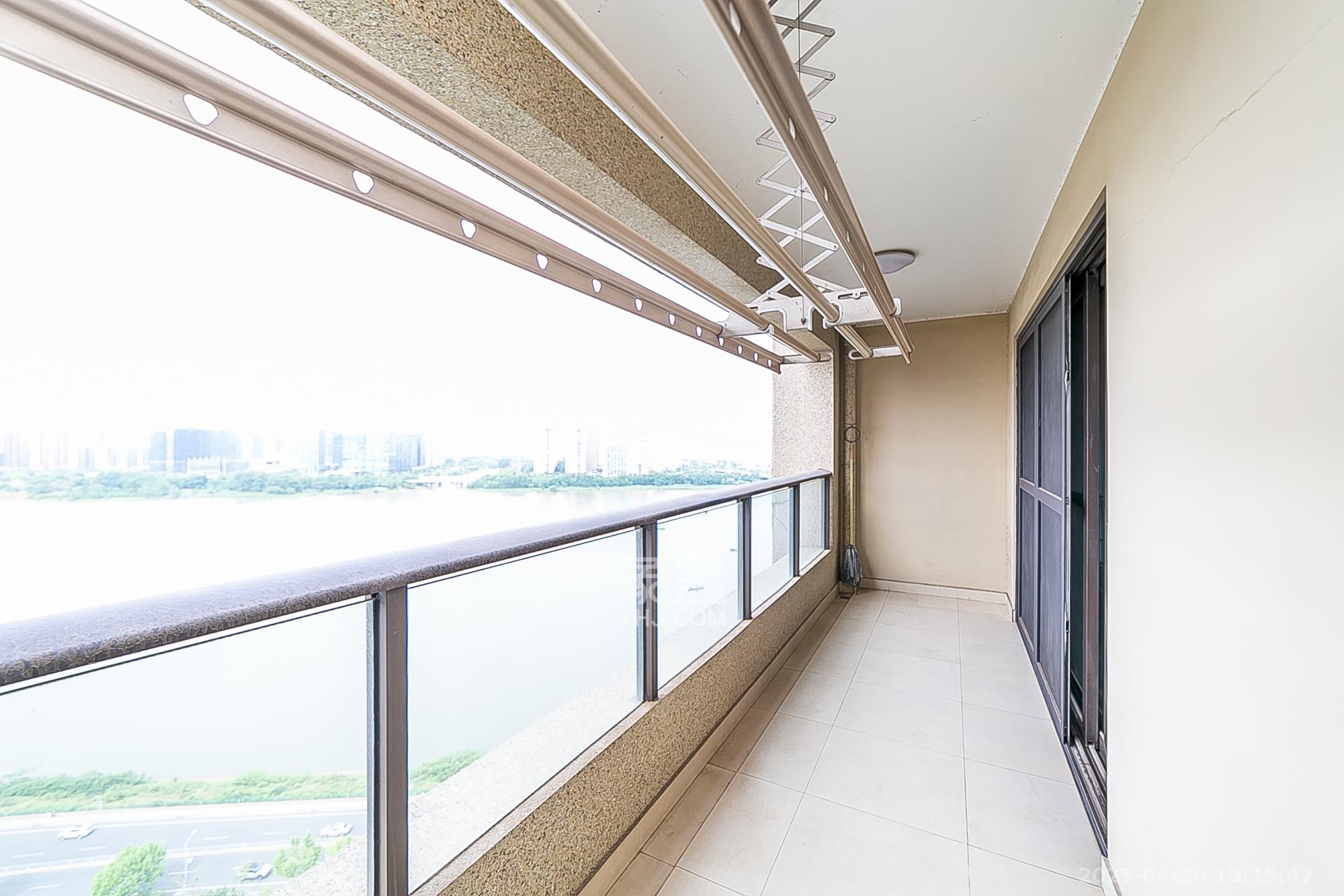万科紫台  3室2厅2卫   286.00万阳台