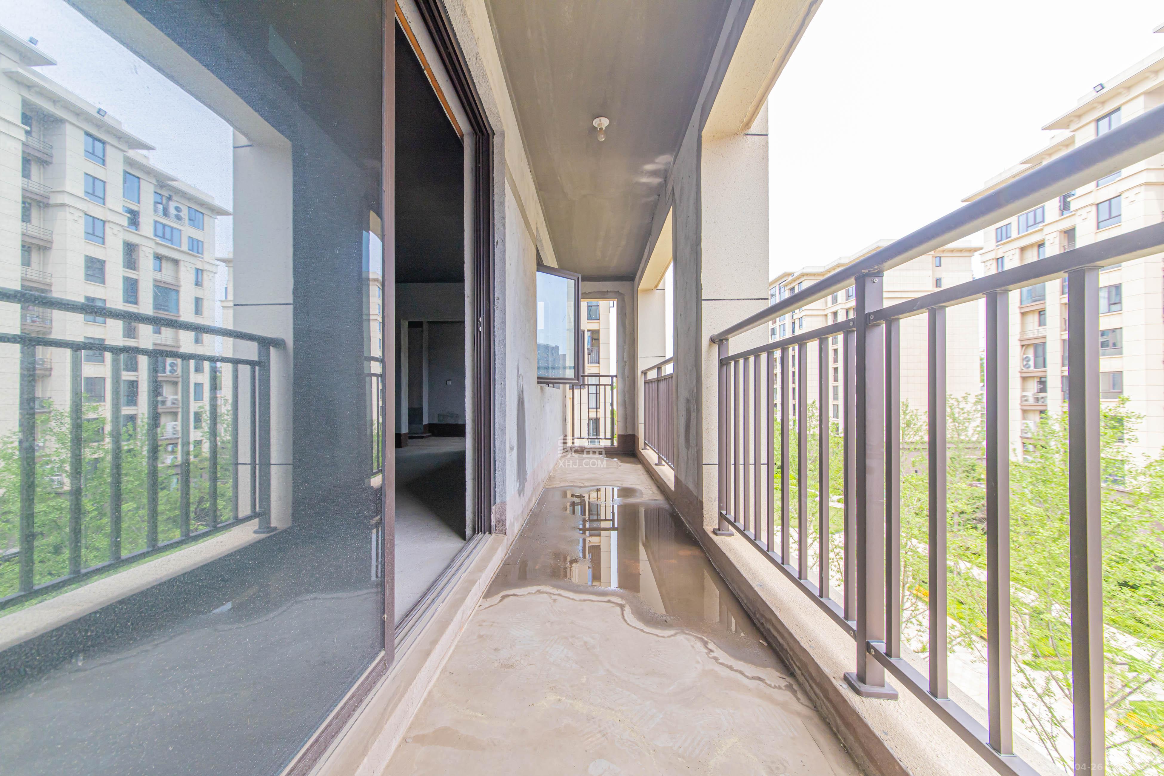 鑫远紫樾香山二期 4室2厅3卫 246.0万 鑫远紫樾香山二期 4室2厅3卫 246.0万阳台