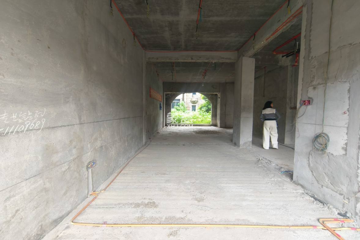 碧桂园  6室2厅4卫    220.0万 碧桂园  6室2厅4卫    220.0万室内图