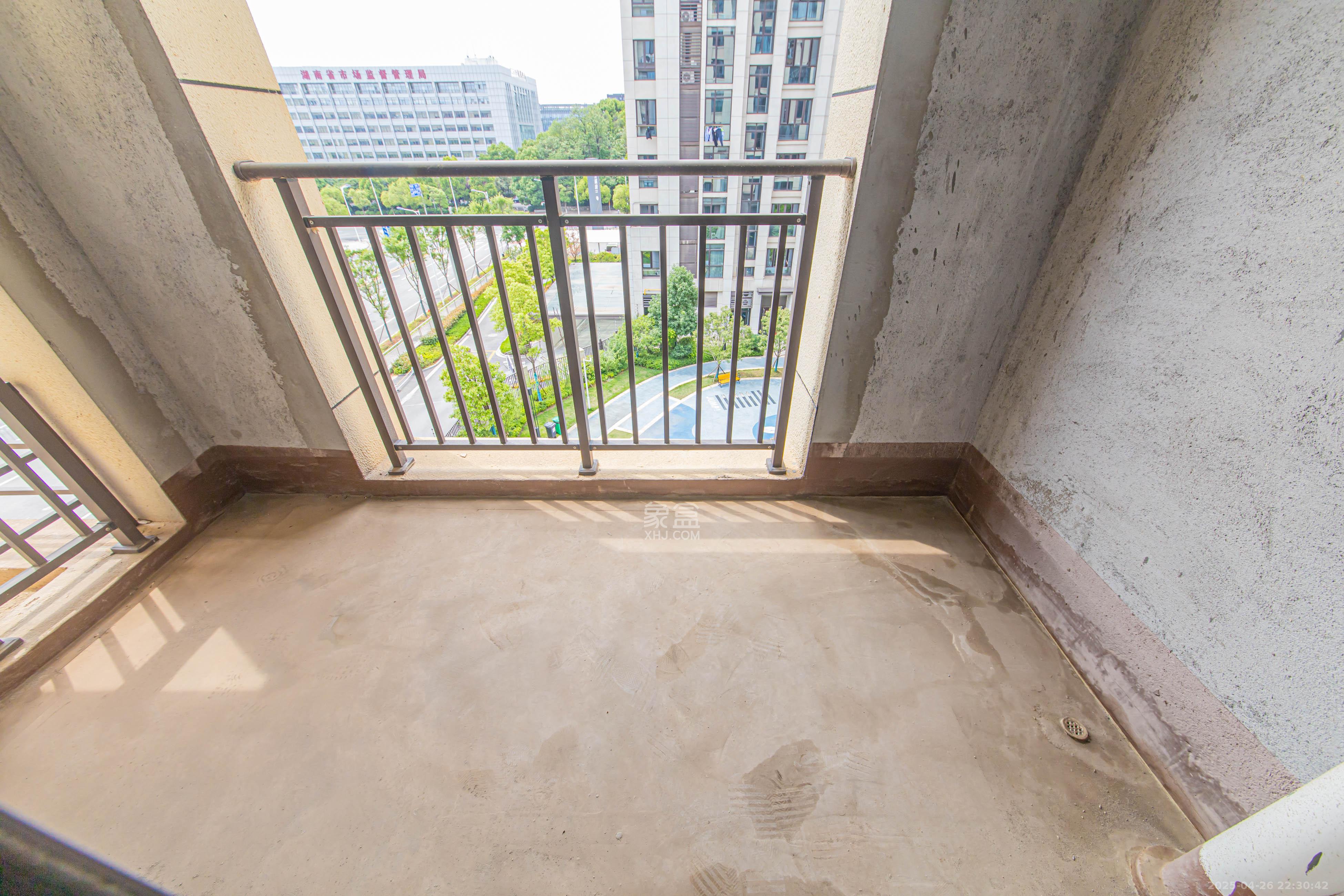 鑫远紫樾香山二期 4室2厅3卫 246.0万 鑫远紫樾香山二期 4室2厅3卫 246.0万阳台