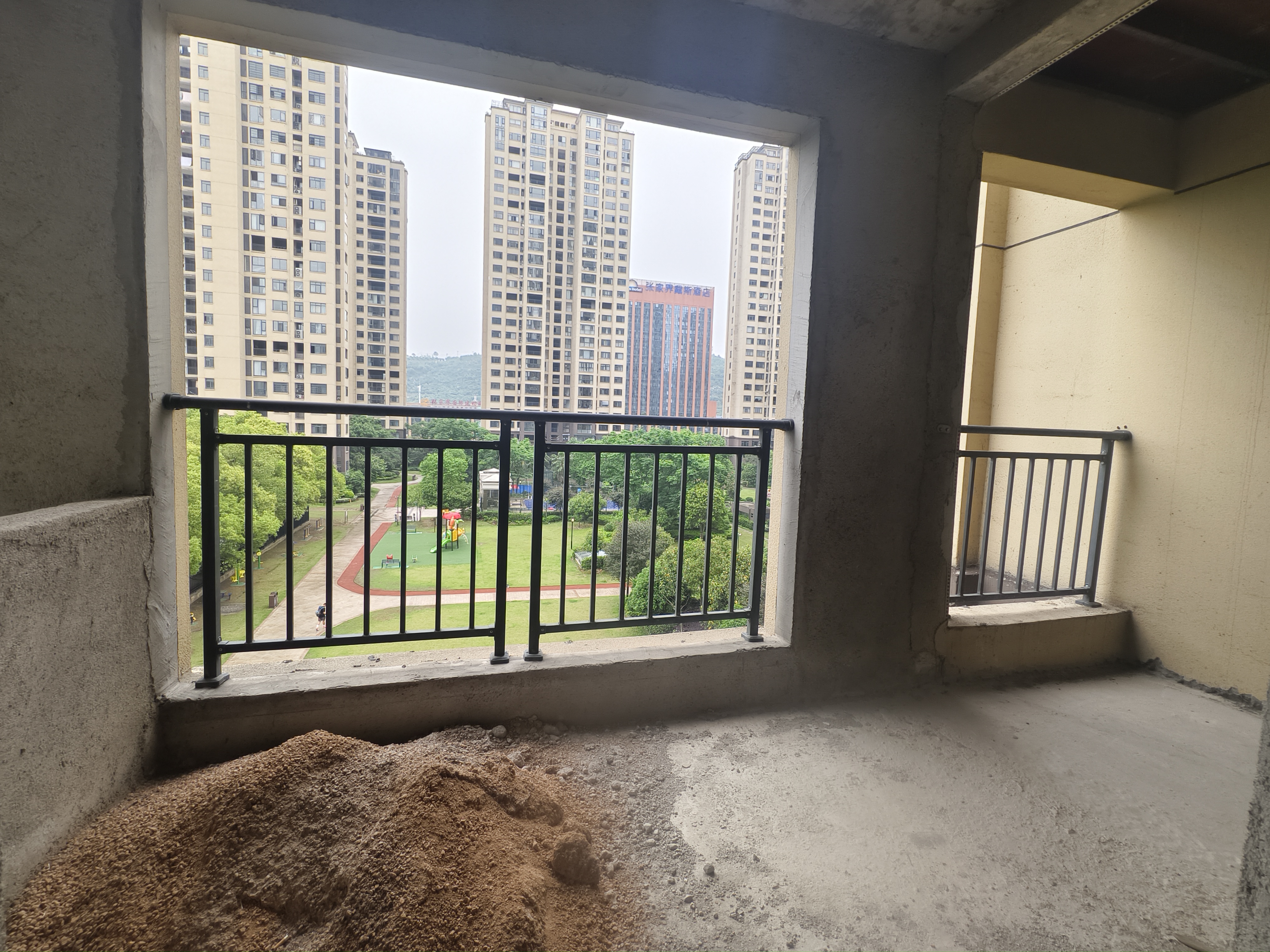 丽景天下二期  4室2厅2卫   75.80万客厅