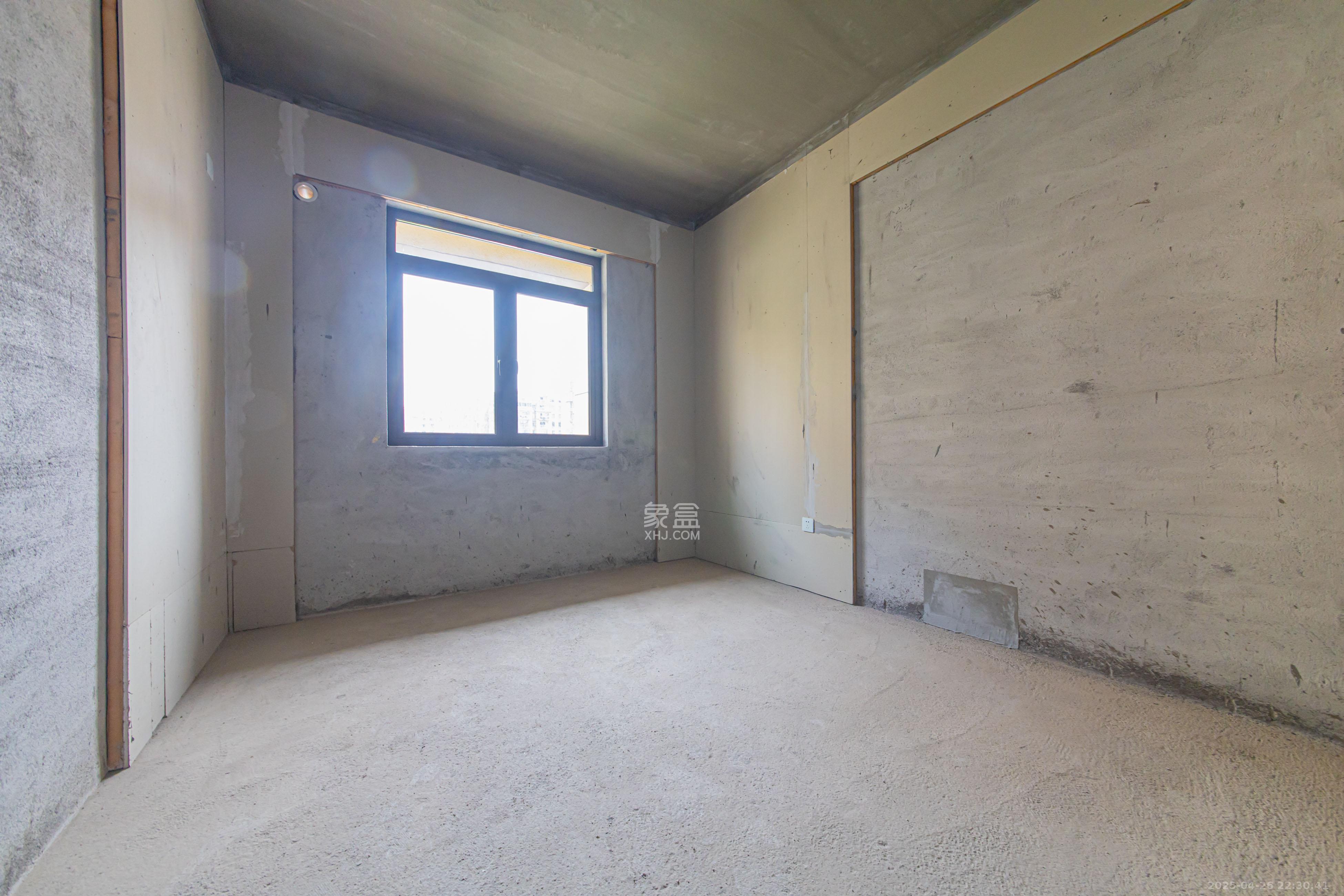 鑫远紫樾香山二期 4室2厅3卫 246.0万 鑫远紫樾香山二期 4室2厅3卫 246.0万卧室