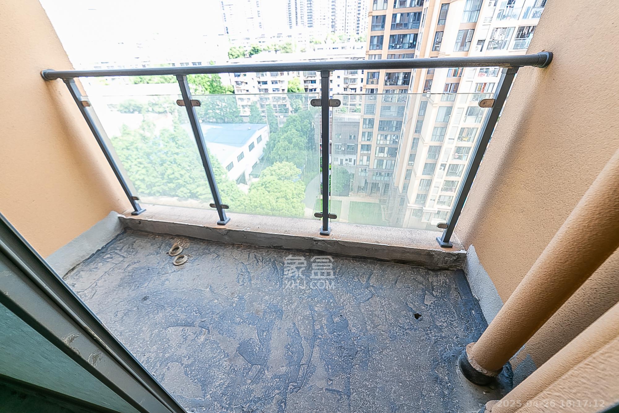 江南华府 3室2厅2卫 95.0万 江南华府 3室2厅2卫 95.0万阳台