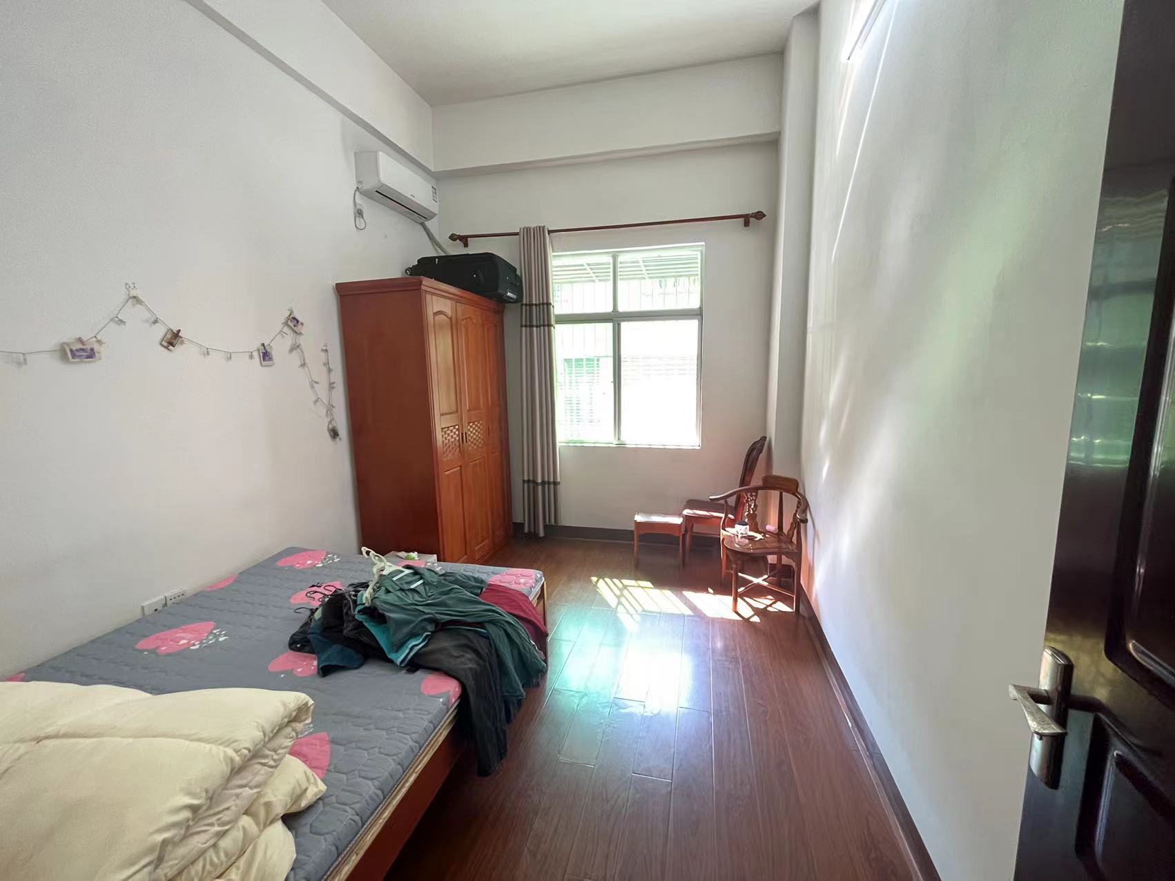 金椰大厦 5室2厅1卫 200.0万 金椰大厦 5室2厅1卫 200.0万客厅