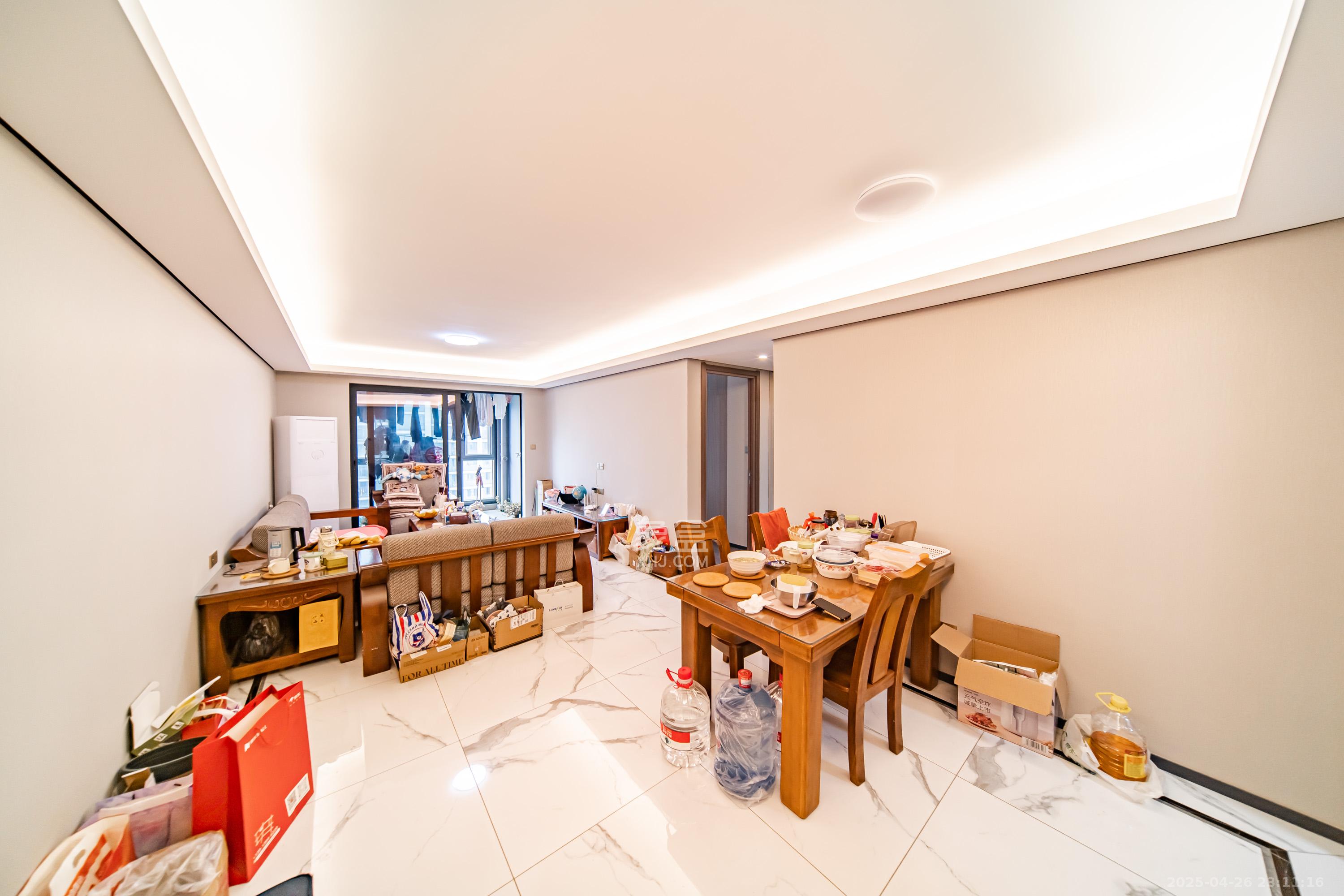 中海阅麓山一期  3室2厅2卫   185.00万客厅