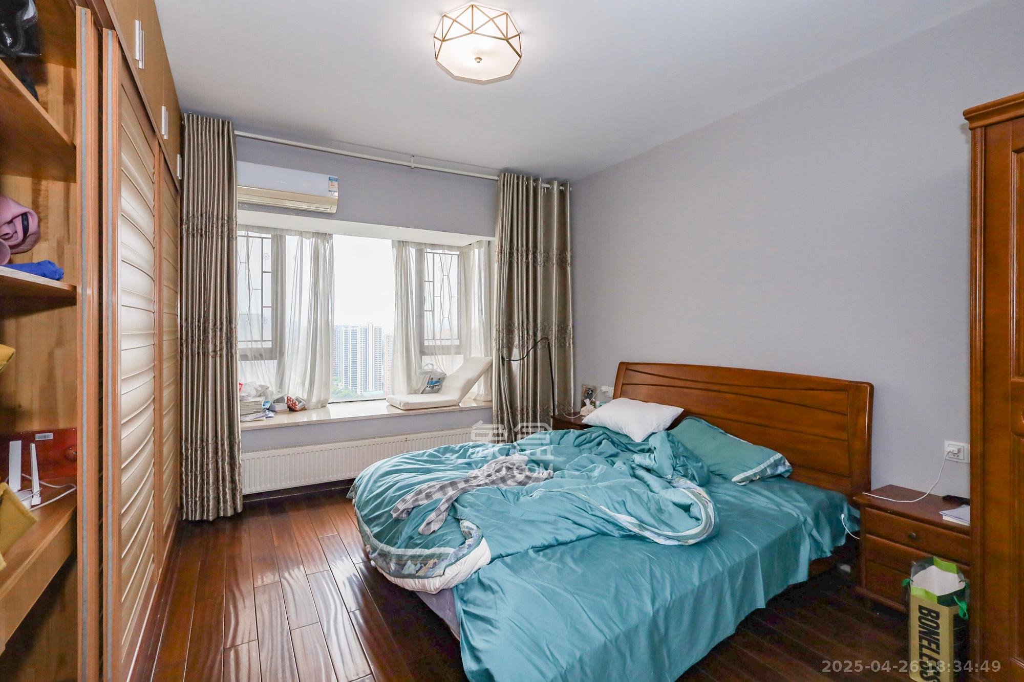 钰龙天下一期  4室2厅2卫    290.0万卧室