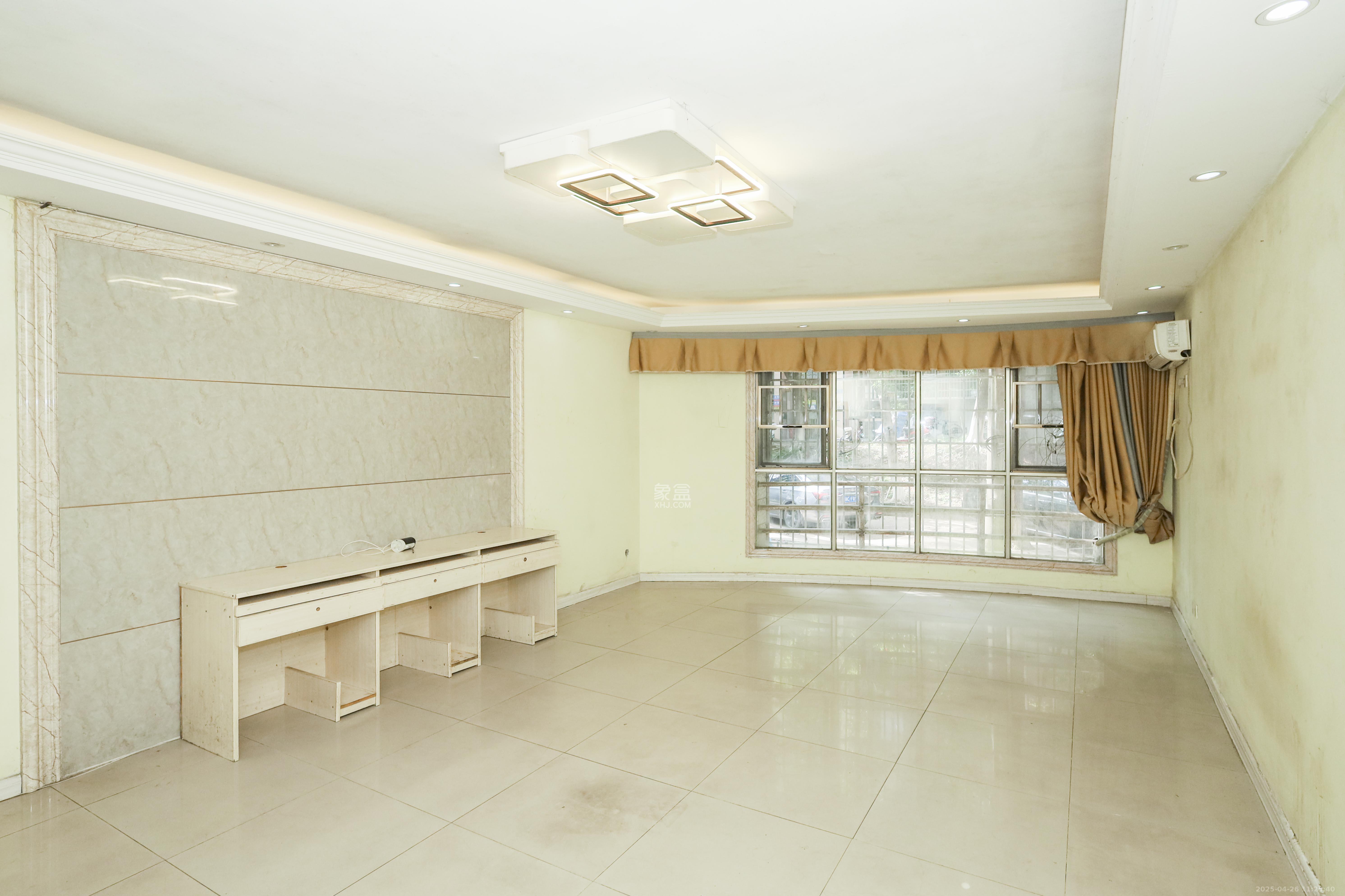 涉外花园  3室2厅2卫    85.0万客厅