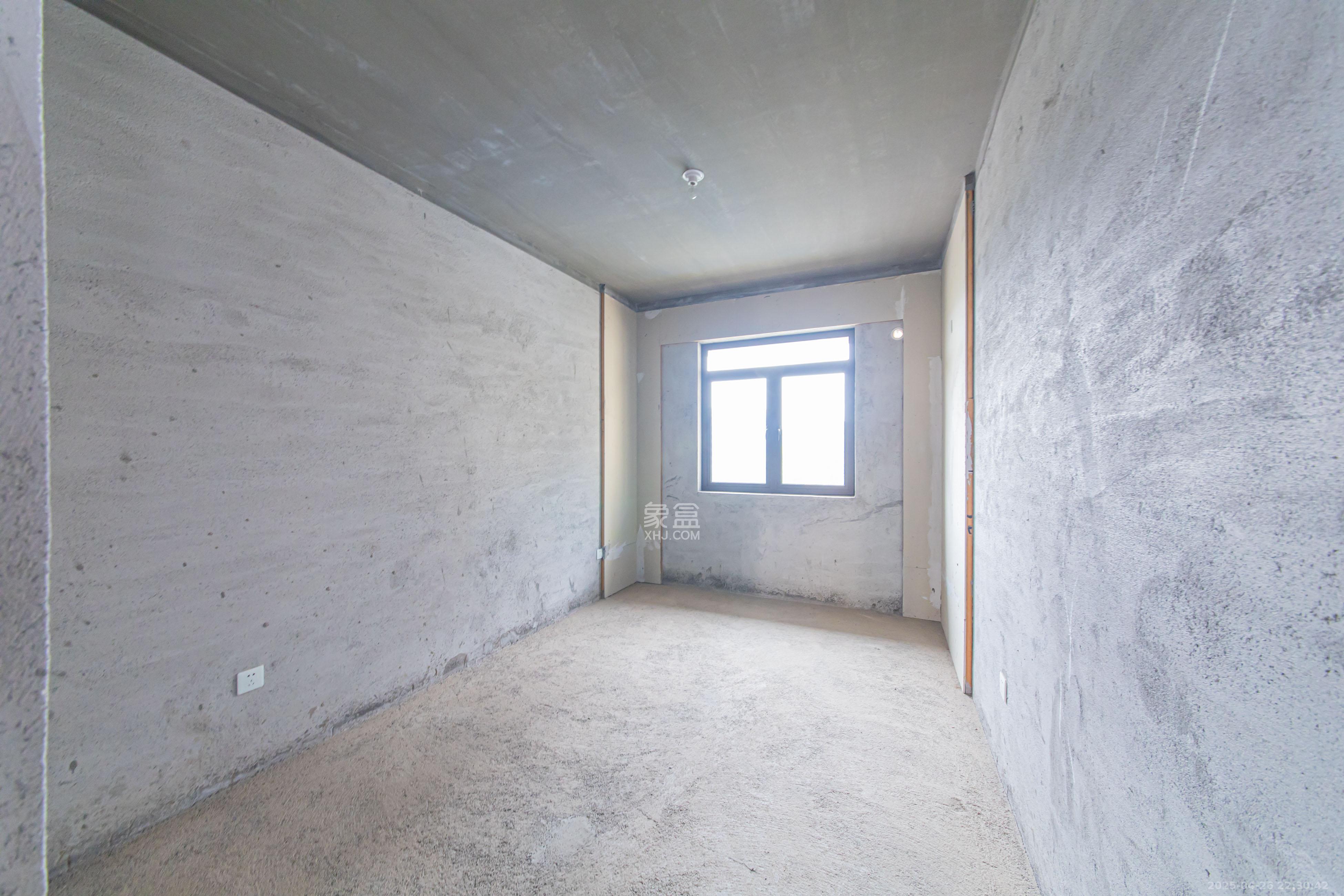 鑫远紫樾香山二期 4室2厅3卫 246.0万 鑫远紫樾香山二期 4室2厅3卫 246.0万卧室