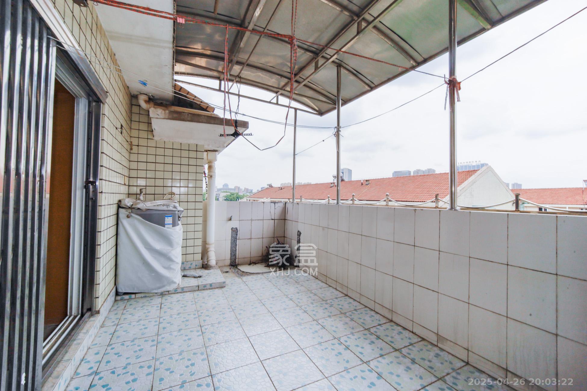 德馨园 5室2厅3卫 55.0万 德馨园 5室2厅3卫 55.0万阳台