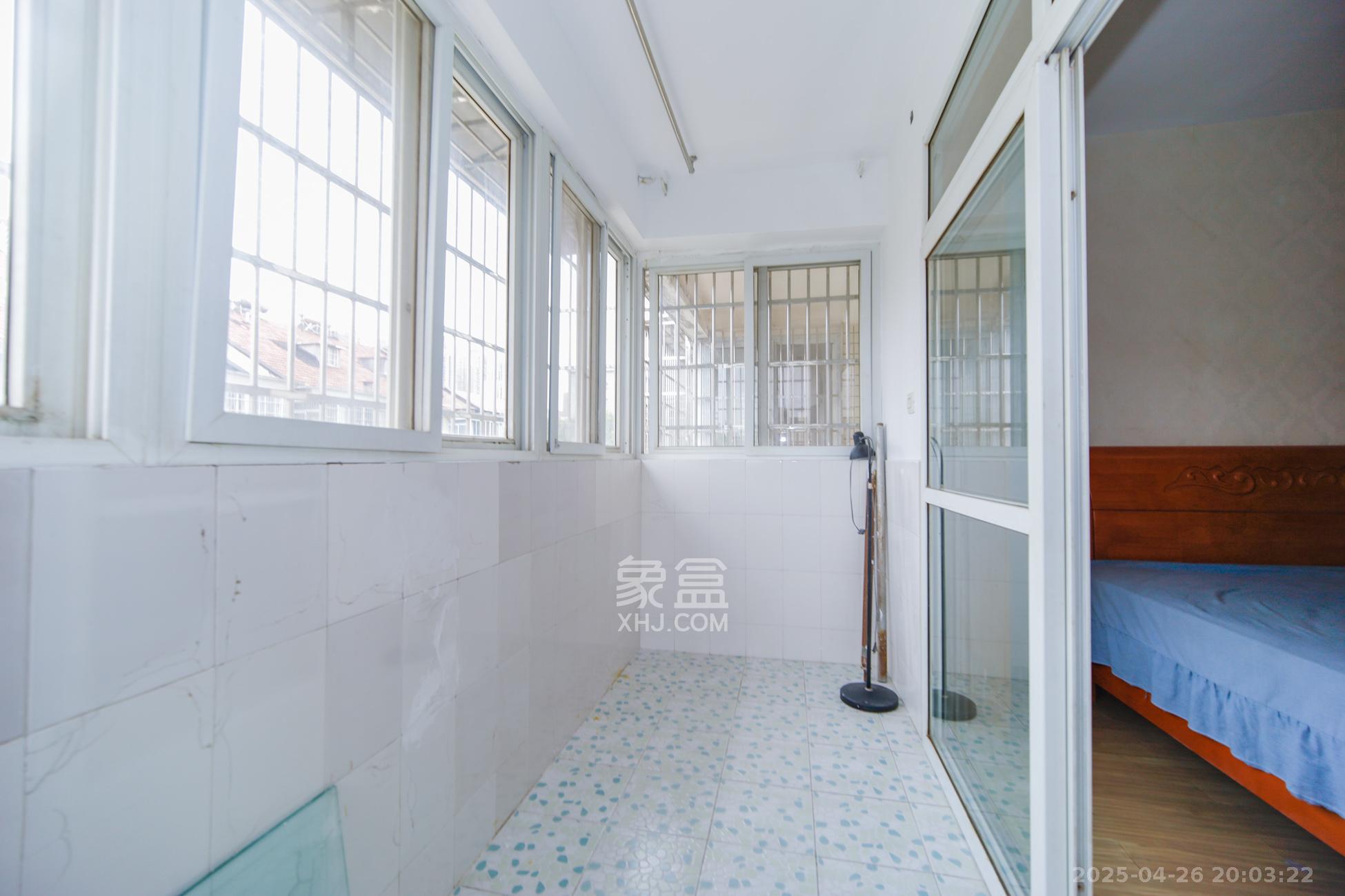 德馨园 5室2厅3卫 55.0万 德馨园 5室2厅3卫 55.0万阳台