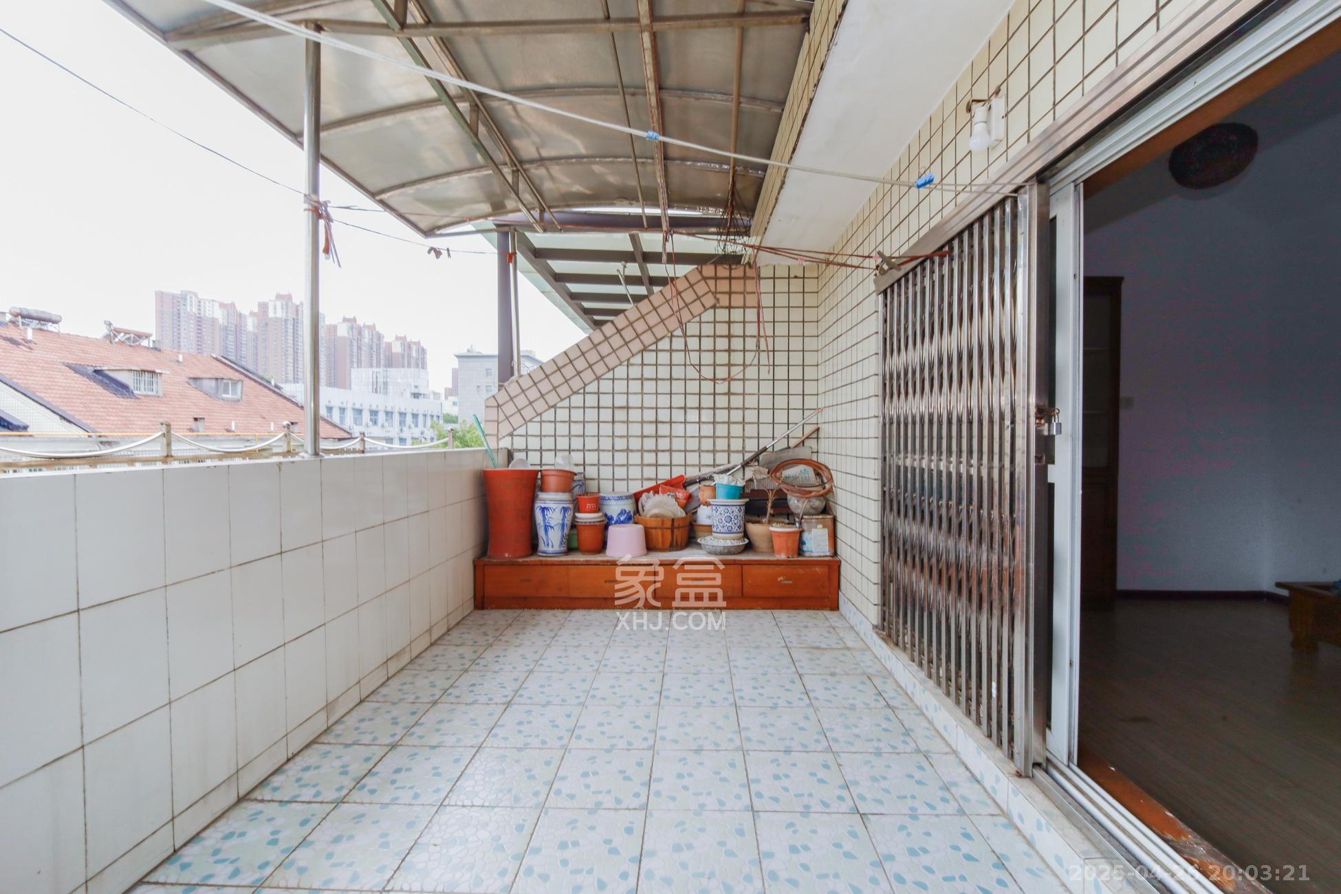 德馨园 5室2厅3卫 55.0万 德馨园 5室2厅3卫 55.0万阳台