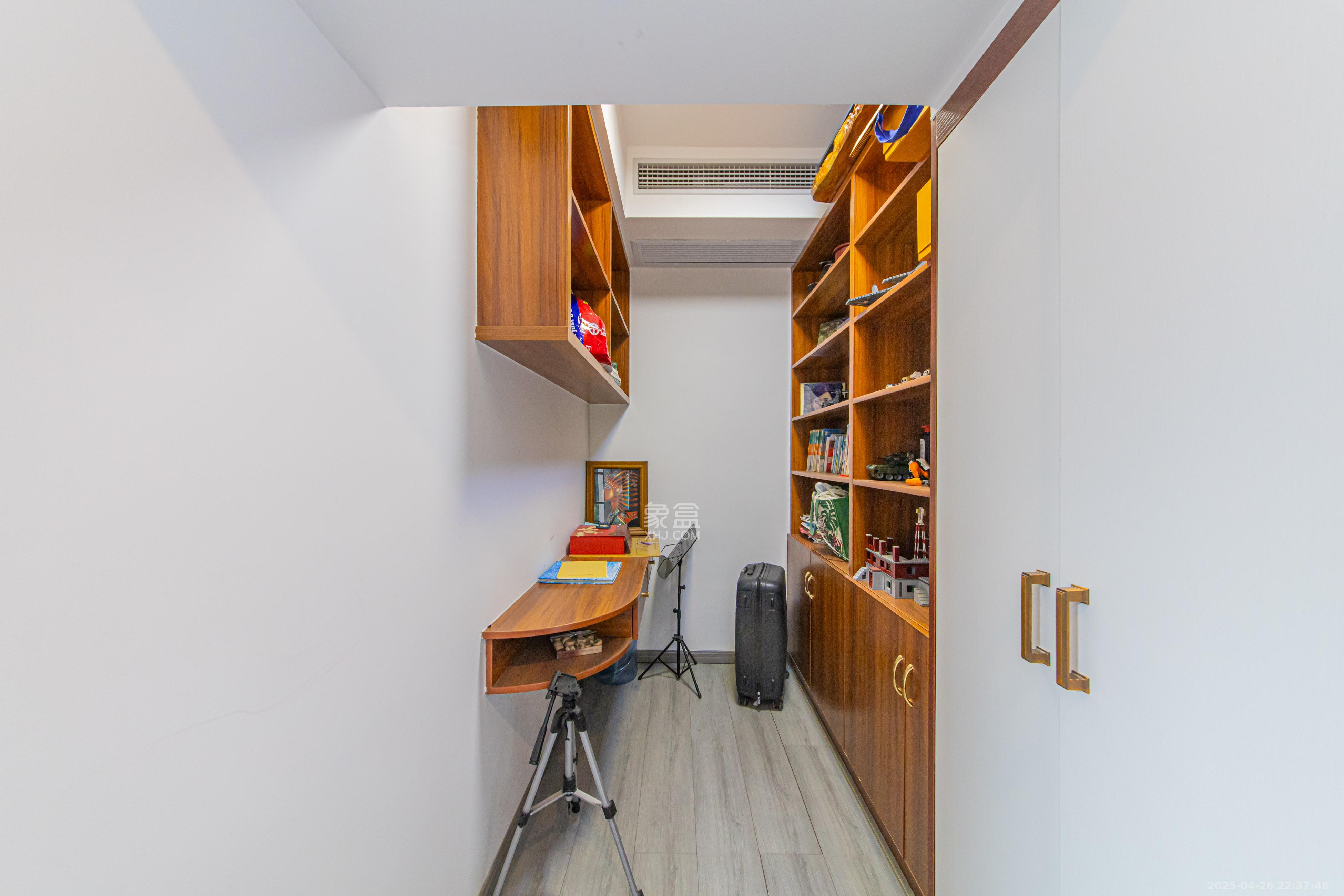 鑫远紫樾香山一期  3室2厅2卫    356.0万 鑫远紫樾香山一期  3室2厅2卫    356.0万卧室