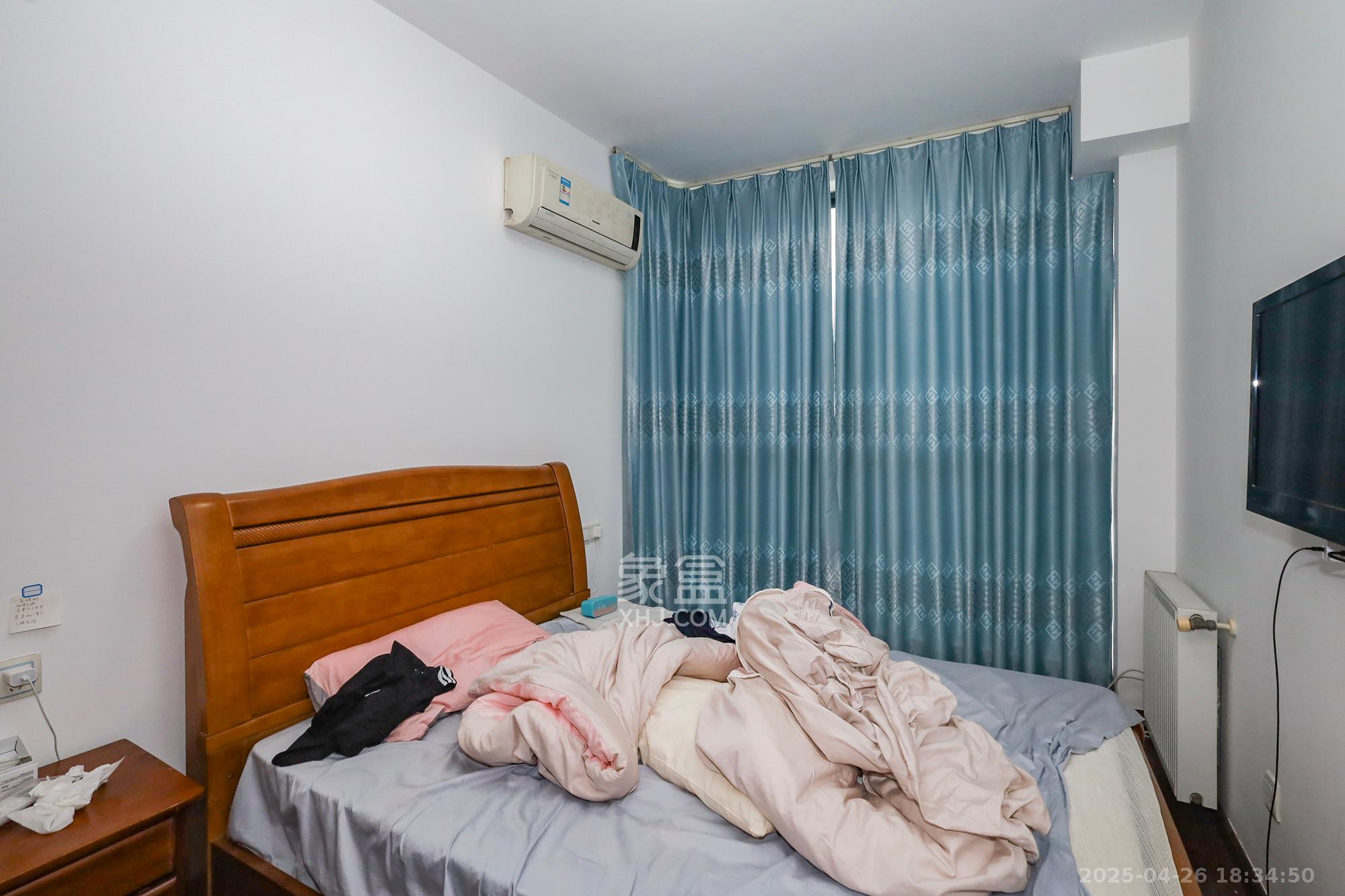 钰龙天下一期  4室2厅2卫    290.0万卧室