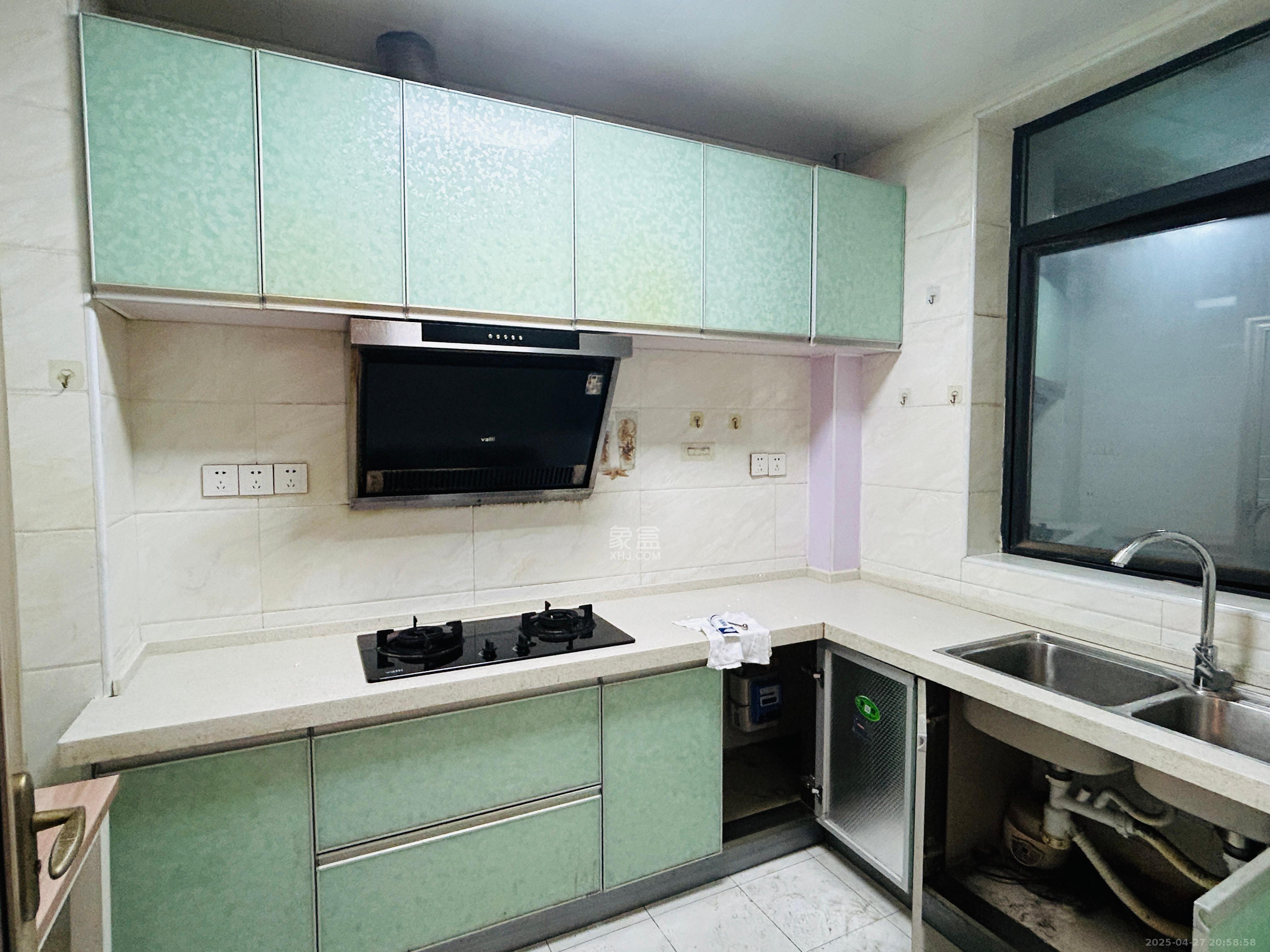 天元涉外景园C区 3室2厅2卫 2600.0元/月 天元涉外景园C区 3室2厅2卫 2600.0元/月室内图