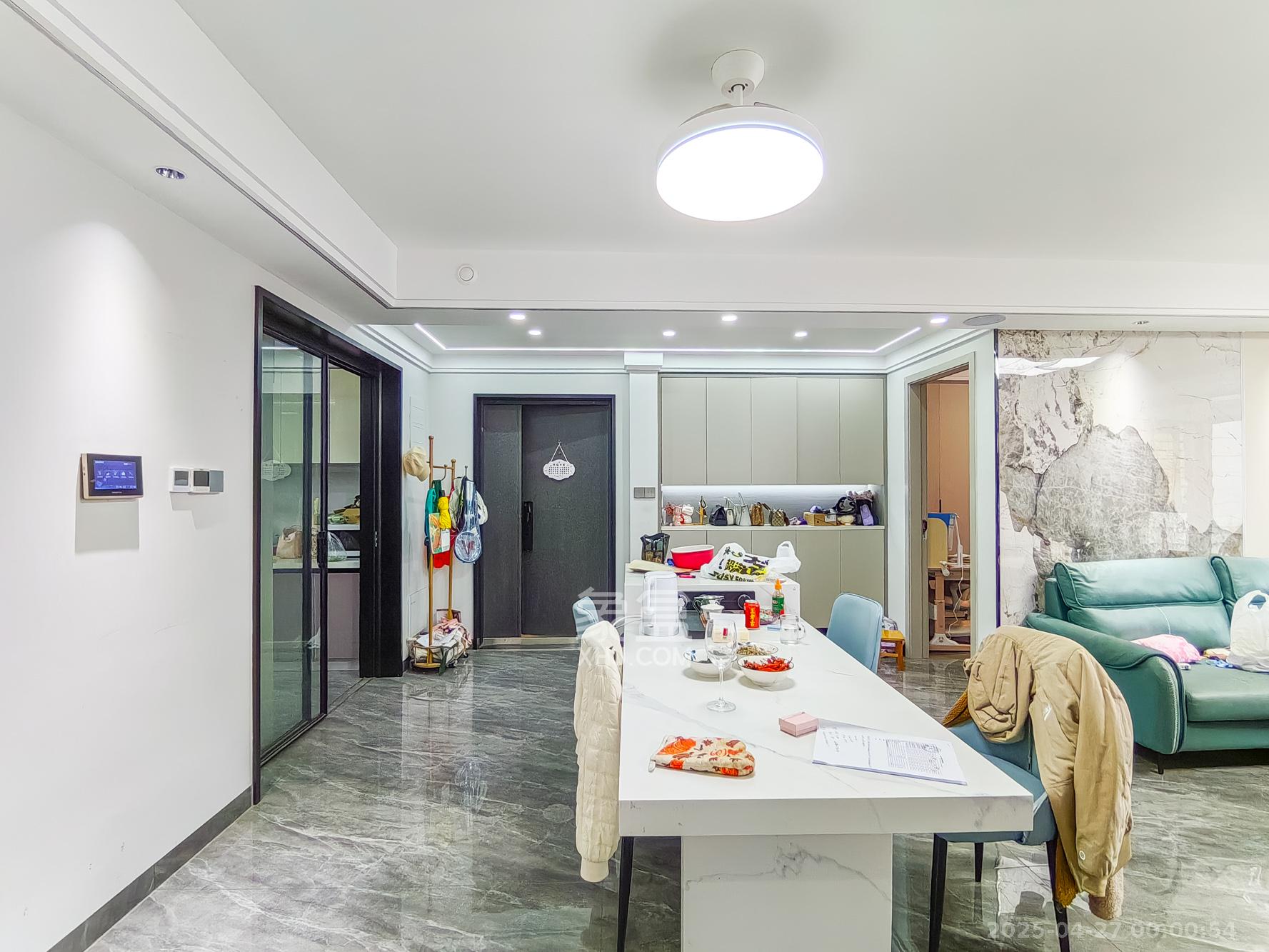 保利金香槟 4室2厅1卫 160.0万 保利金香槟 4室2厅1卫 160.0万客厅