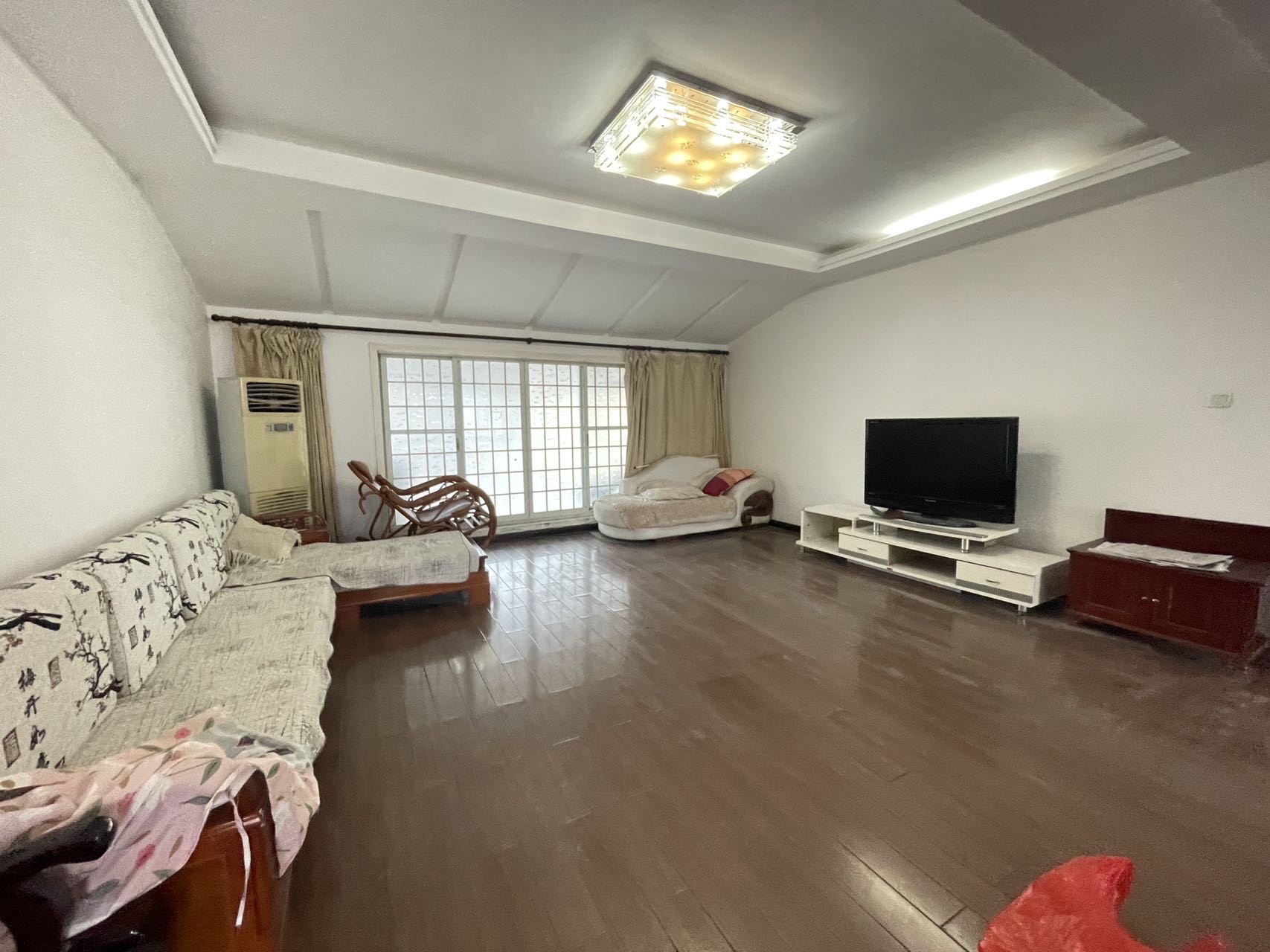 金丰花园  3室2厅2卫   88.00万客厅