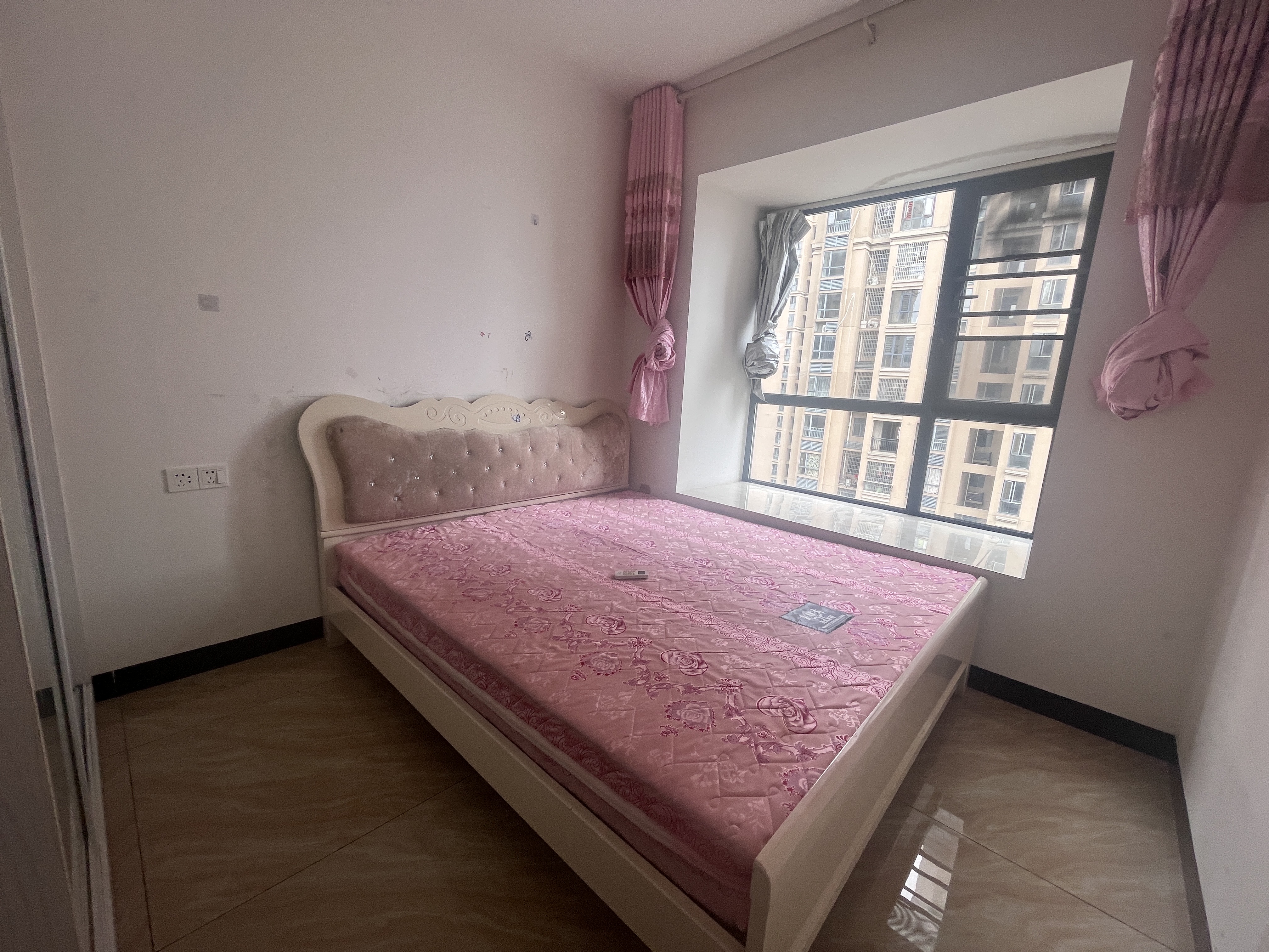 天地人和 3室2厅2卫 1300.0元/月 天地人和 3室2厅2卫 1300.0元/月室内图