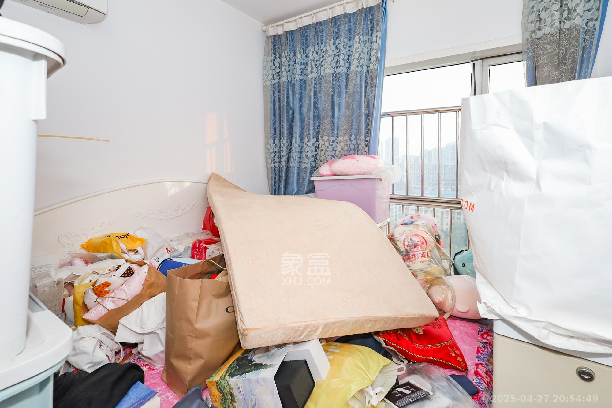 香麓丽舍  3室2厅1卫   100.00万卧室