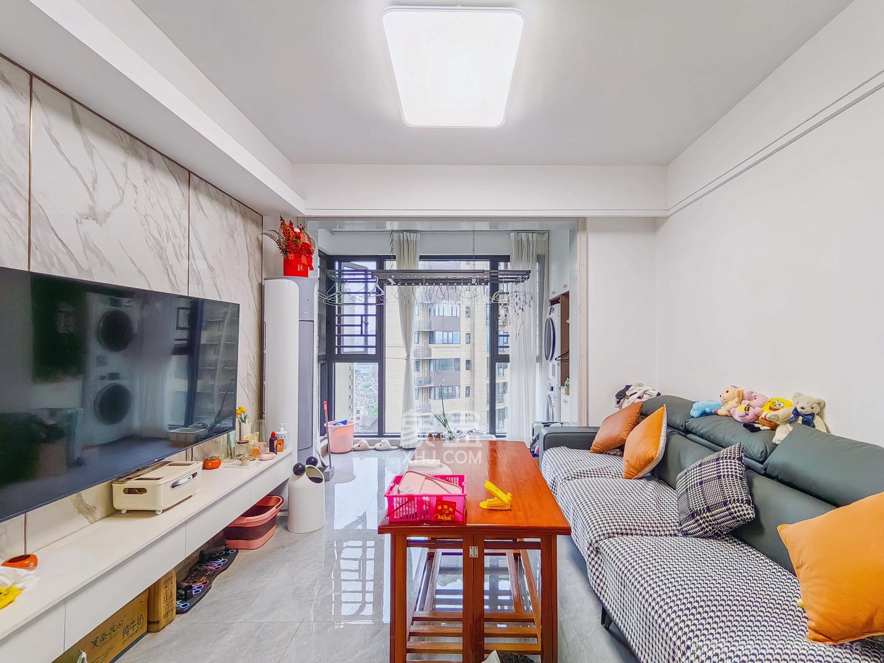 保利香槟国际  3室2厅1卫    82.0万 保利香槟国际  3室2厅1卫    82.0万客厅